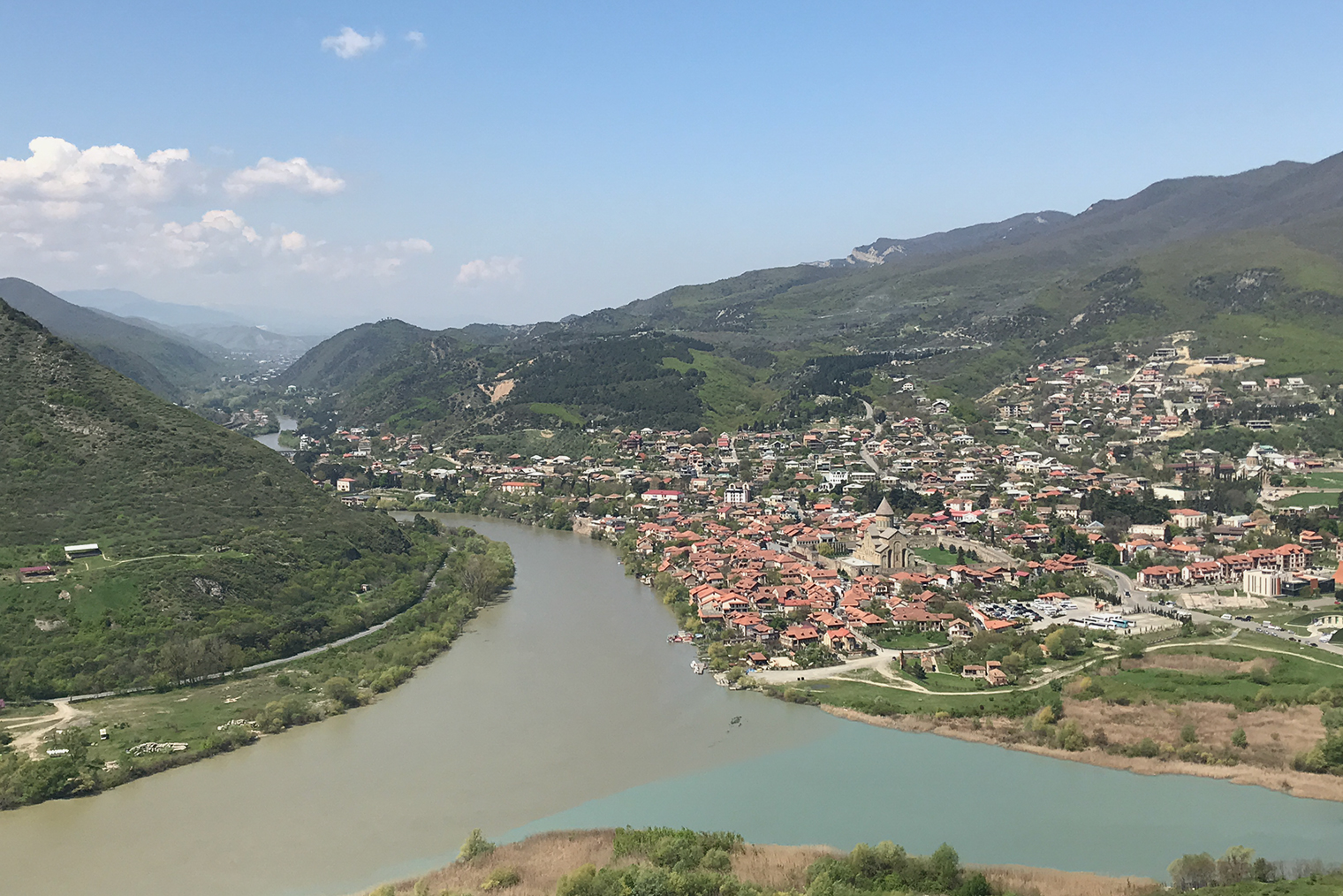 На фото хорошо видно, как светлые воды Арагви впадают в мутные воды Куры. Фотография: Александра Меньшикова