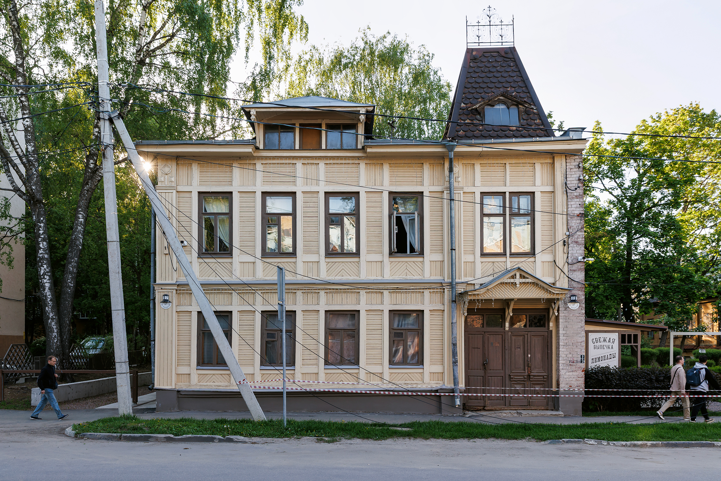 Дом в стиле модерн предприимчивой крестьянки из села Пощупово Рязанской губернии Прасковьи Щелухиной 1912 года постройки — один из самых интересных в квартале. Это довольно смелый с точки зрения архитектуры проект доходного дома для человека из крестьянского сословия. Обветшавшее здание хотели снести в 2013 году, но его удалось отвоевать градозащитникам