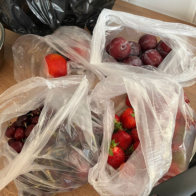 Купили фруктов и ягод