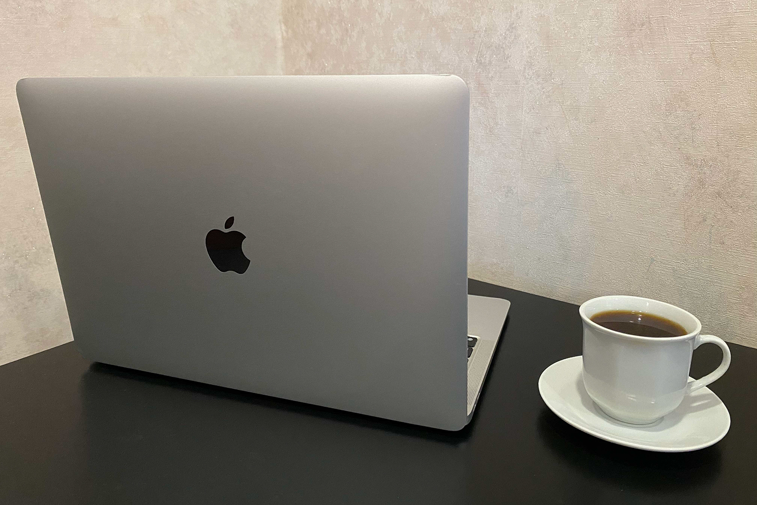 Рабочее место, вид от третьего лица