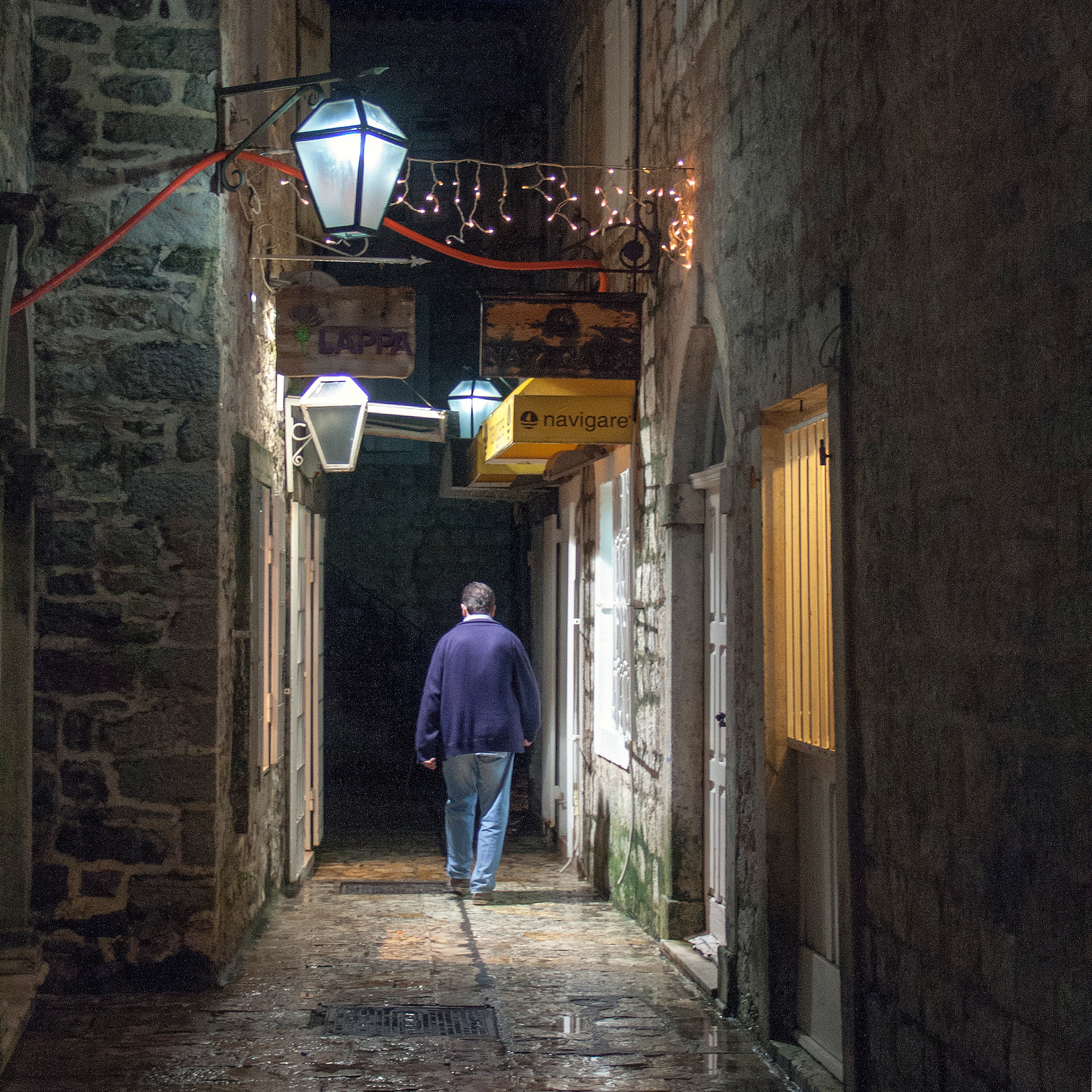 Одинокие прохожие меня не смущали — они дополняли кадр