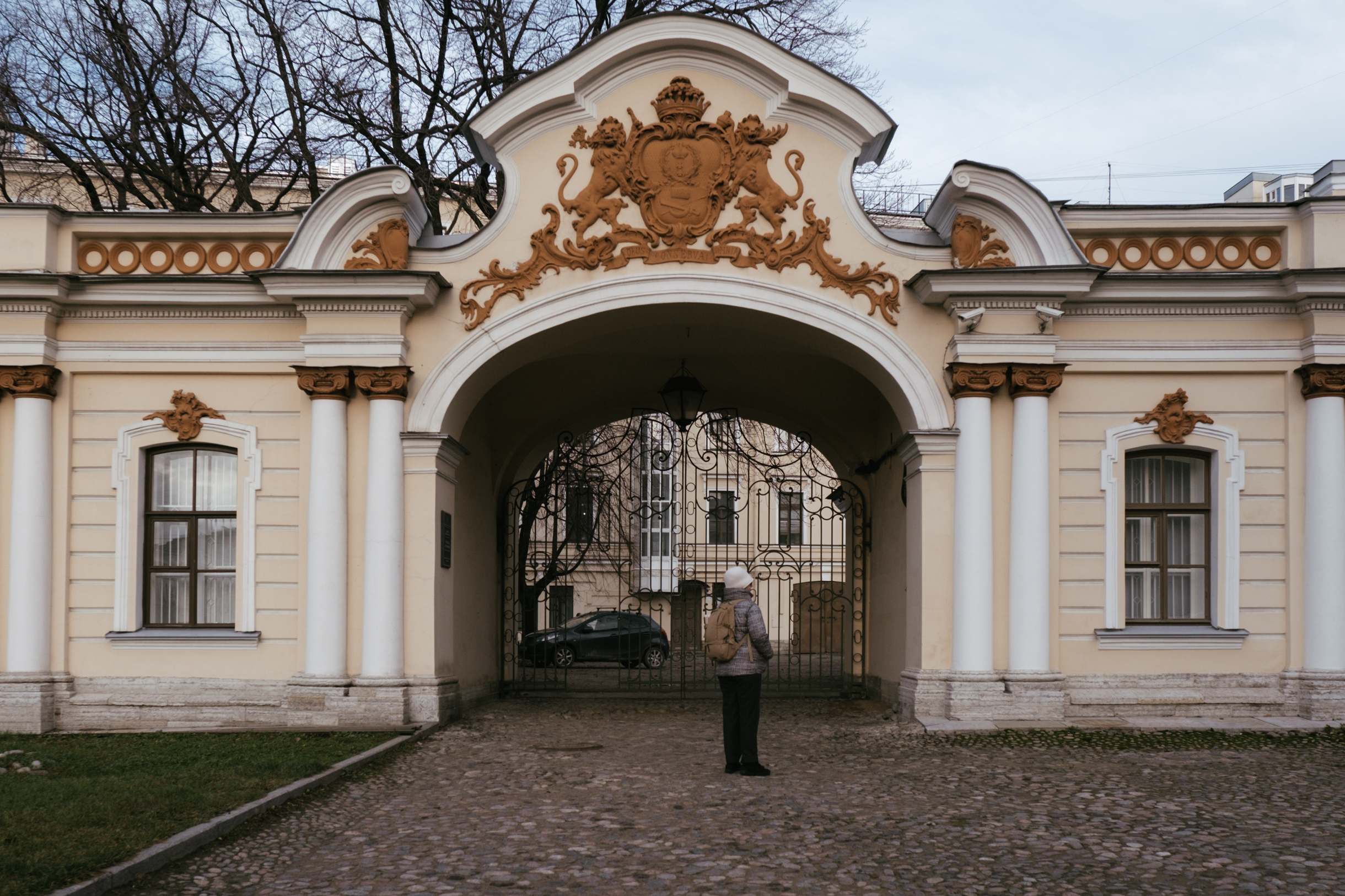 Со стороны улицы их украшает герб Шереметевых