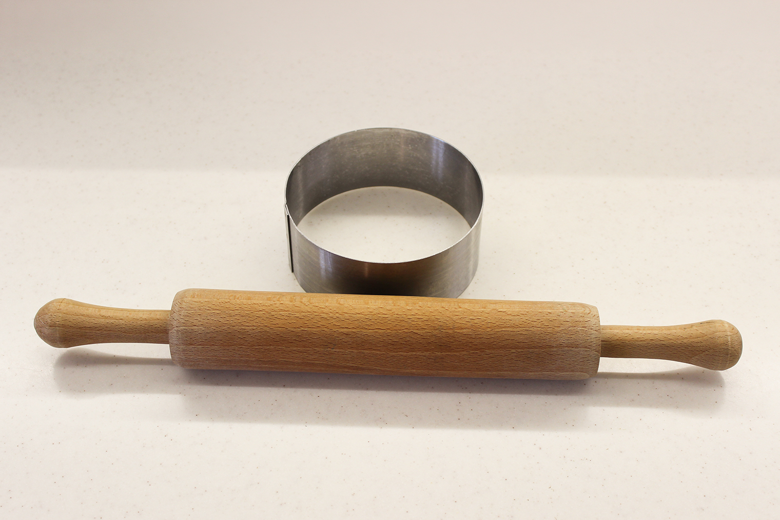 Из инвентаря понадобится скалка и кондитерское кольцо диаметром 12 см: с таким венок будет аккуратным. Если кольца нет, можно использовать миску похожего размера. Тесто замешиваю в планетарном миксере, но без него тоже получится