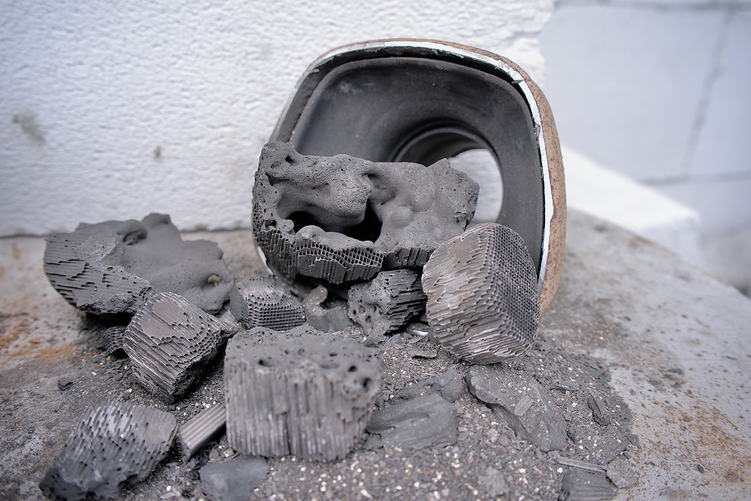 Если в смеси слишком много несгоревшего топлива, оно попадает в катализатор и сгорает там, оплавляя соты. Фотография: Real Life Material / Shutterstock / FOTODOM