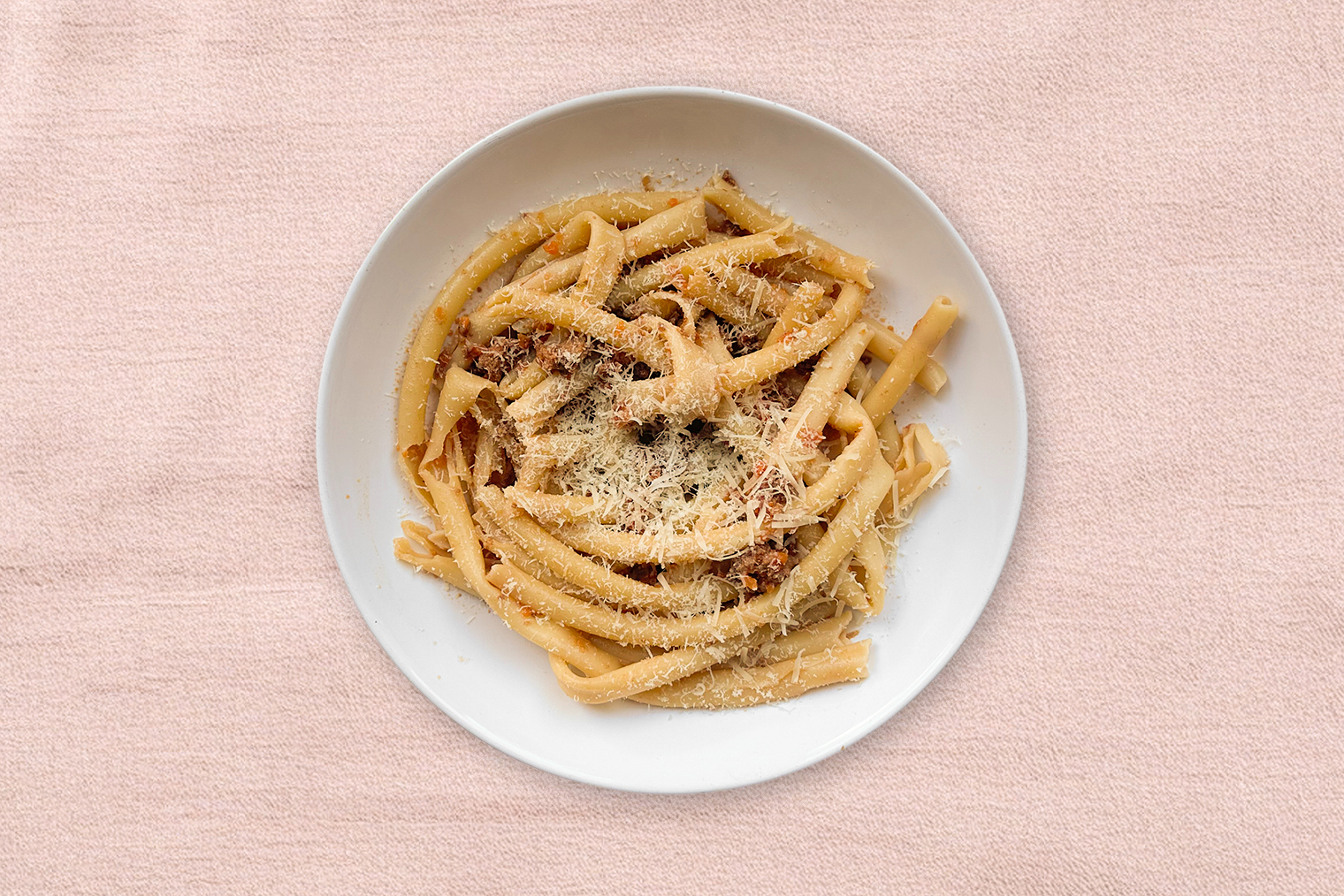 Для неоднородных мясных соусов лучше брать короткую ребристую пасту вроде спиралек. Но мне захотелось макарон-трубочек