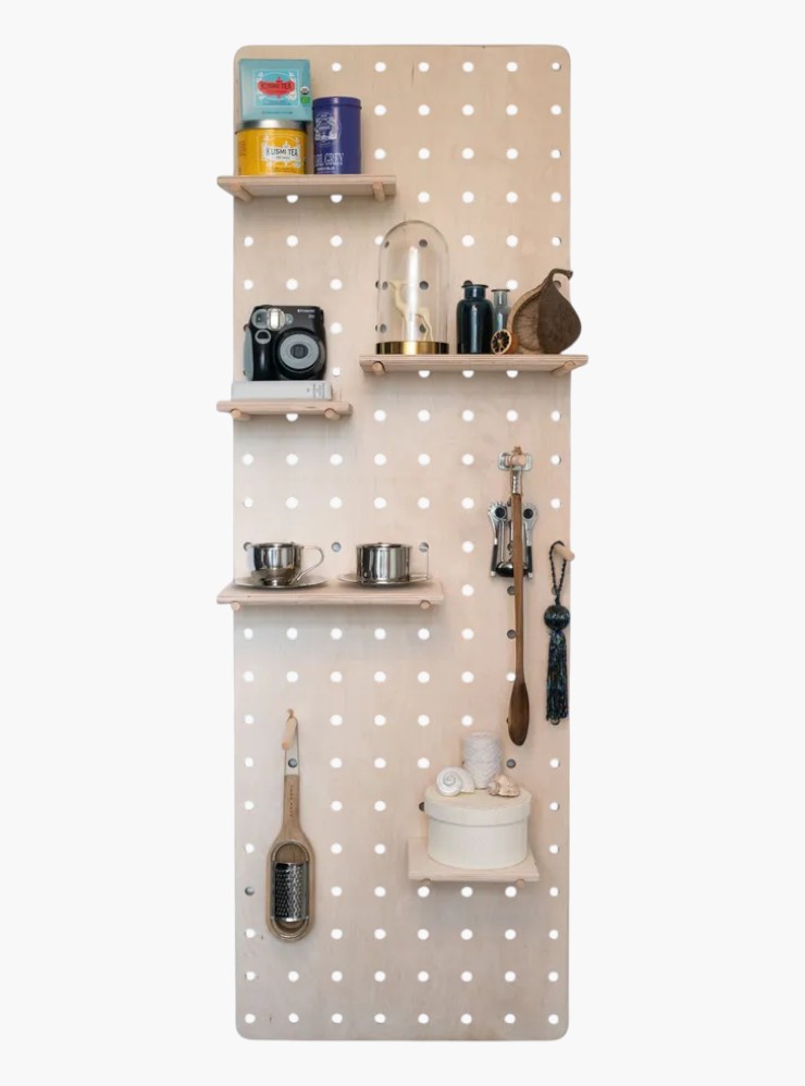 Кроме крючков в отверстия можно вставить полочки и подставки. Источник: ozon.ru