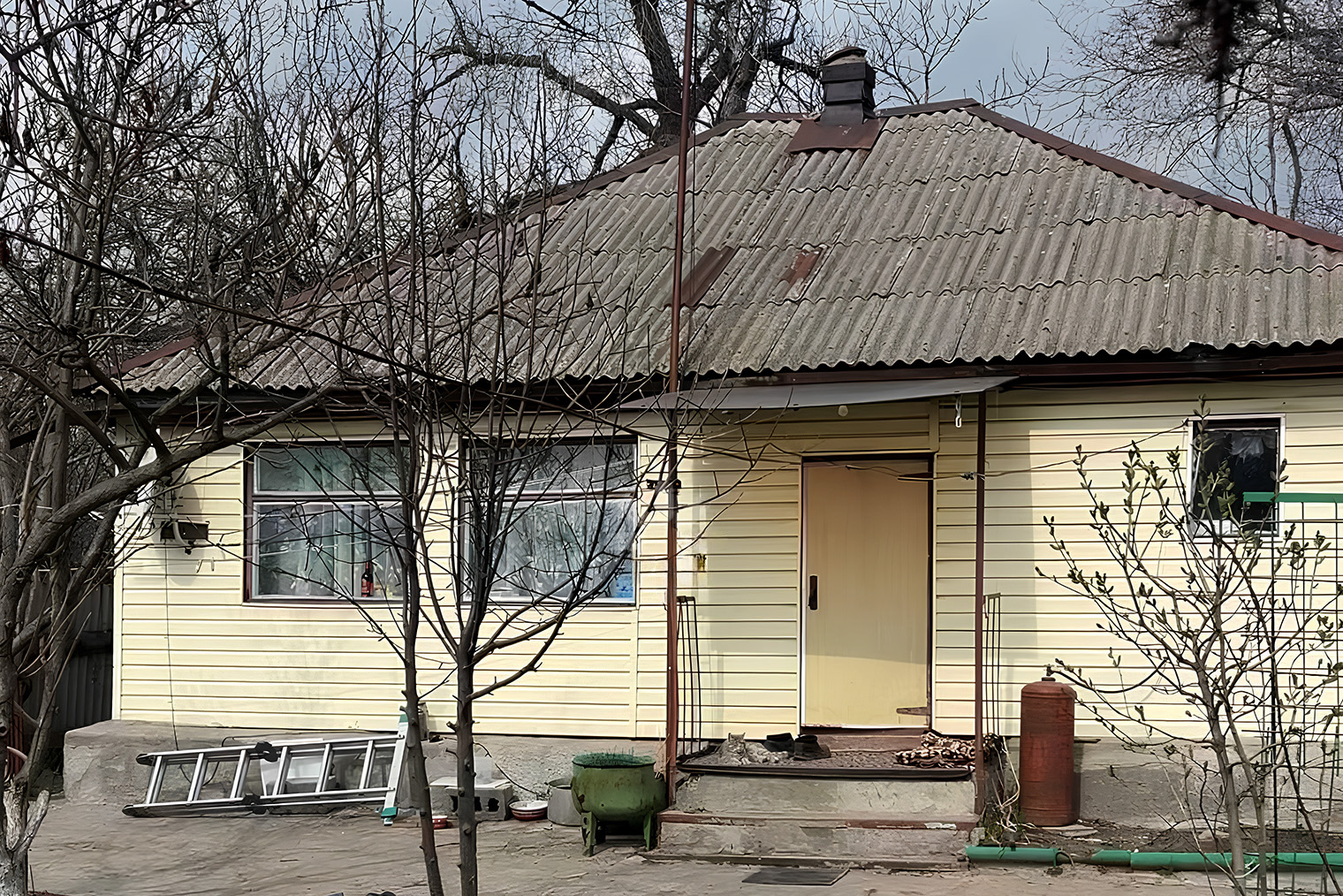 Дом состоял из двух частей: старая часть и пристройка, в которой были летняя кухня, санузел и прихожая