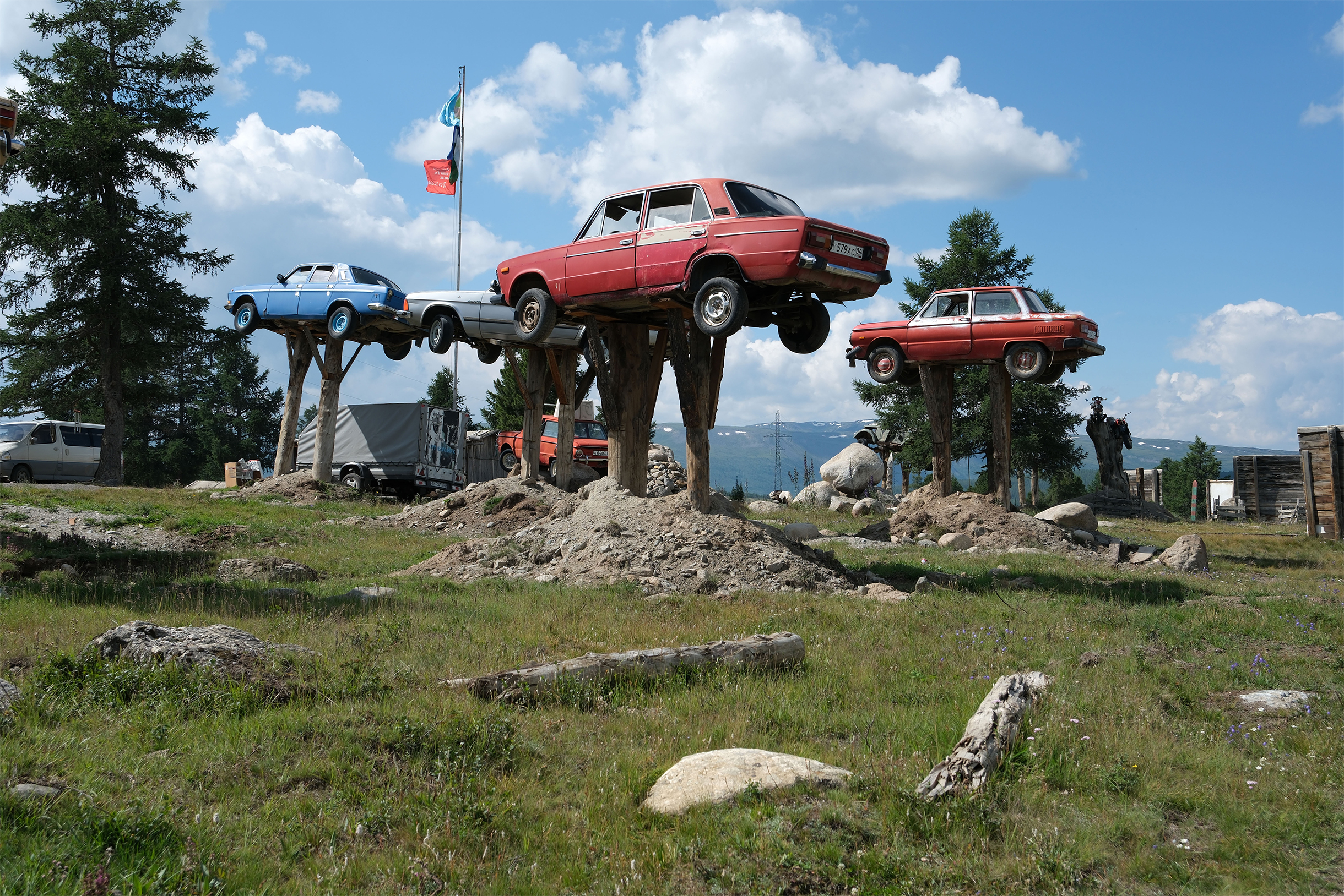 Иногда вдоль трасс и в других местах регионов с опасными дорогами можно увидеть целые инсталляции из разбитых авто. © Дарья Ревина