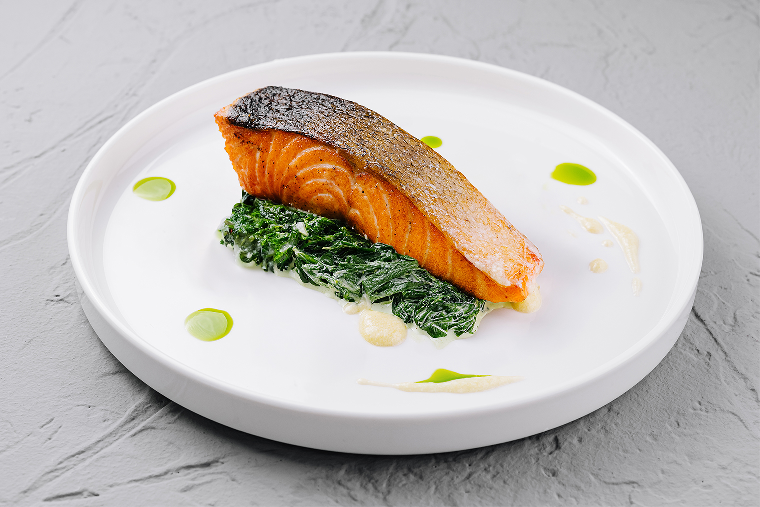 Вторую сторону рыбы надо лишь слегка обжарить для румяного и золотистого цвета. Фотография: Anton Dobrea / iStock