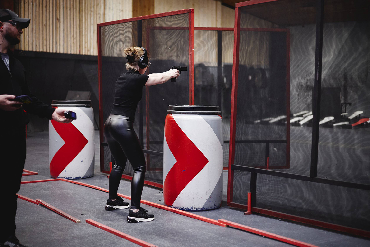 У стены напротив видно белые мишени — они лежат, потому что я уже попала в них