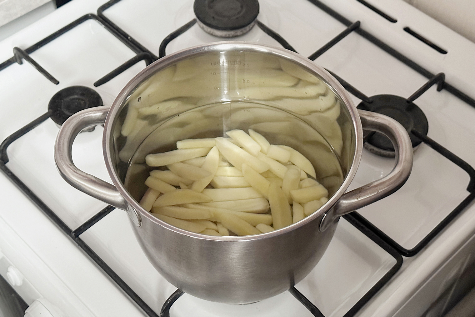 Шаг 2. Картошку положите в холодную воду, доведите до кипения и варите после закипания 8 минут