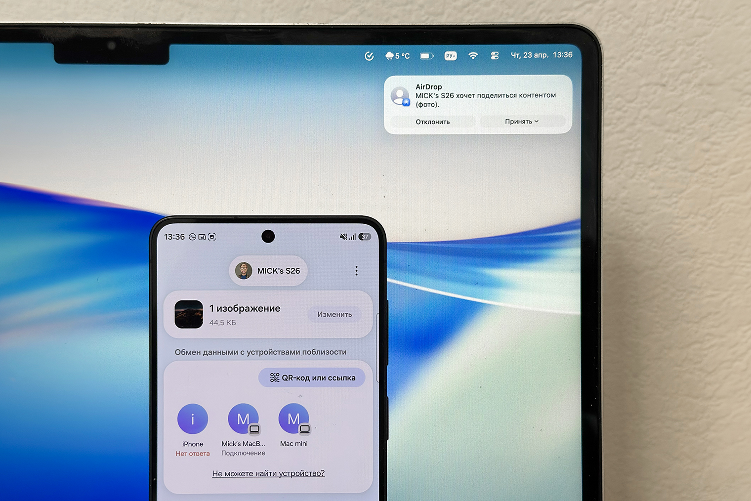 Macbook видит, что файл передается через AirDrop. Хотя передается он с Samsung