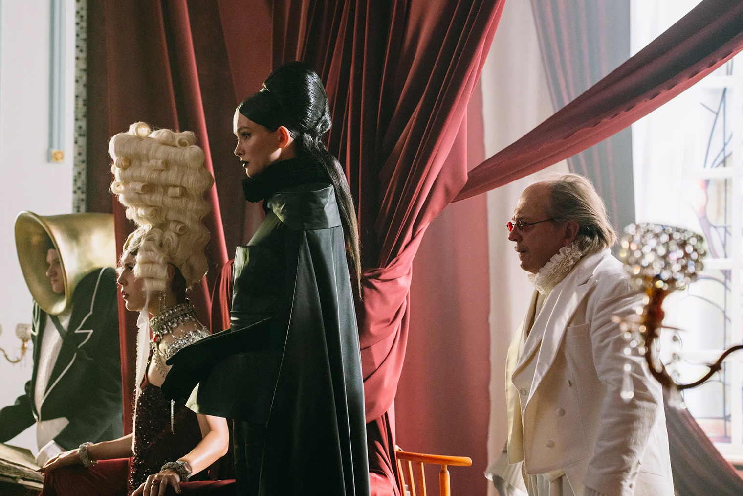 При всей своей оригинальности фильм все-таки проходит по главным опорным точкам первоисточника. Одна из лучших и по-хорошему абсурдных сцен здесь сцена суда