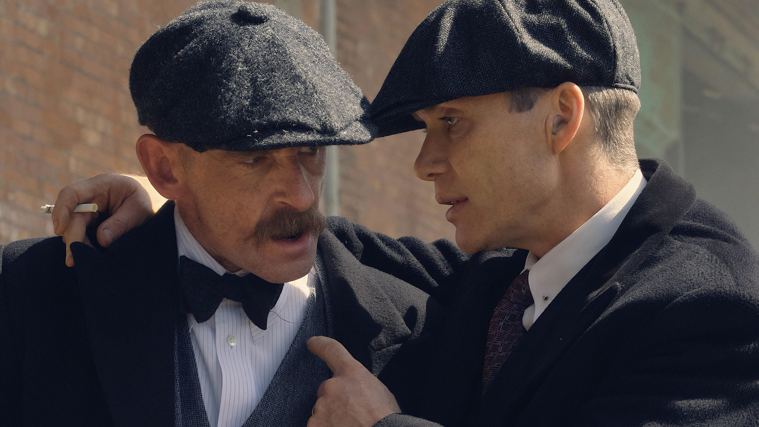 У большинства персонажей из семейства Шелби цыганские корни. При этом у Киллиана Мерфи и Пола Андерсона, сыгравших Томаса и Артура, никакой связи с этой этнической группой нет