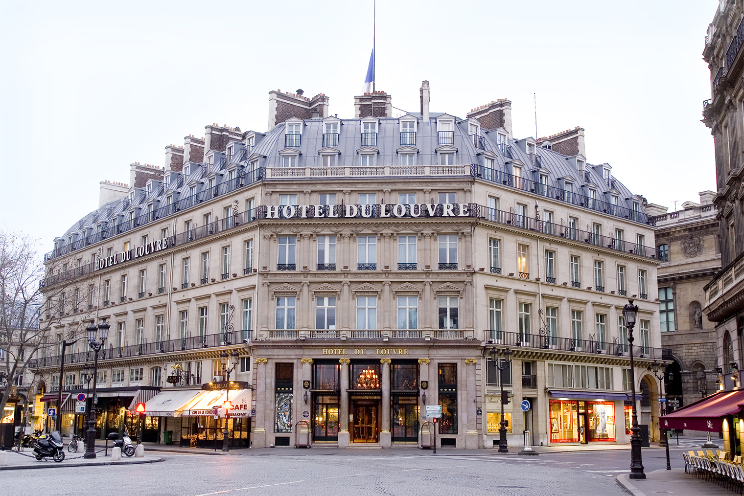 Grand Hôtel du Louvre построили в 1855 году — один из первых отелей класса люкс в Париже. Он иллюстрирует архитектуру эпохи Османа: цинковая крыша, коммерция внизу и характерные линии балконов на жилых этажах