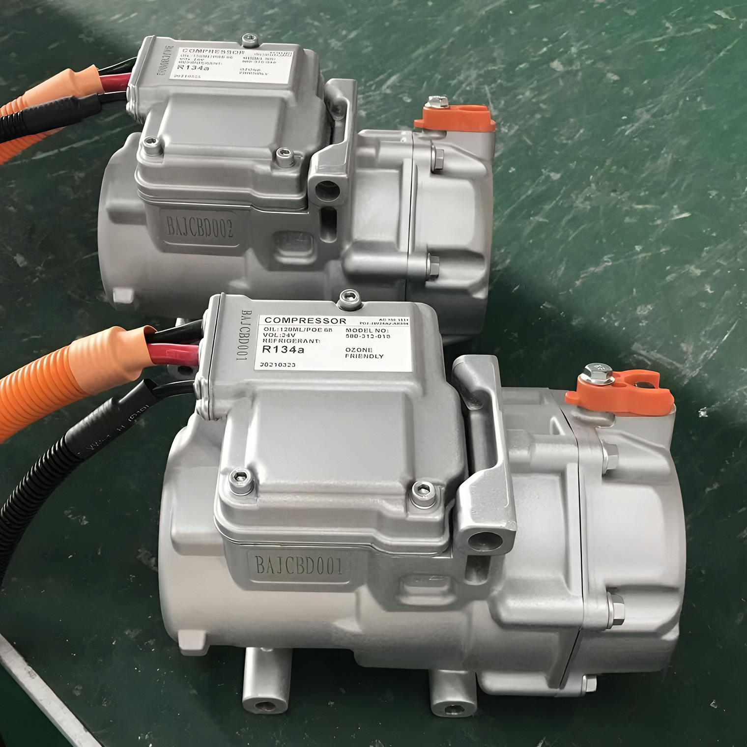 Компрессор без шкива, внутри корпуса — электромотор. Такие устанавливают на машины с гибридной силовой установкой или электромобили. Источник: onestopacparts.com