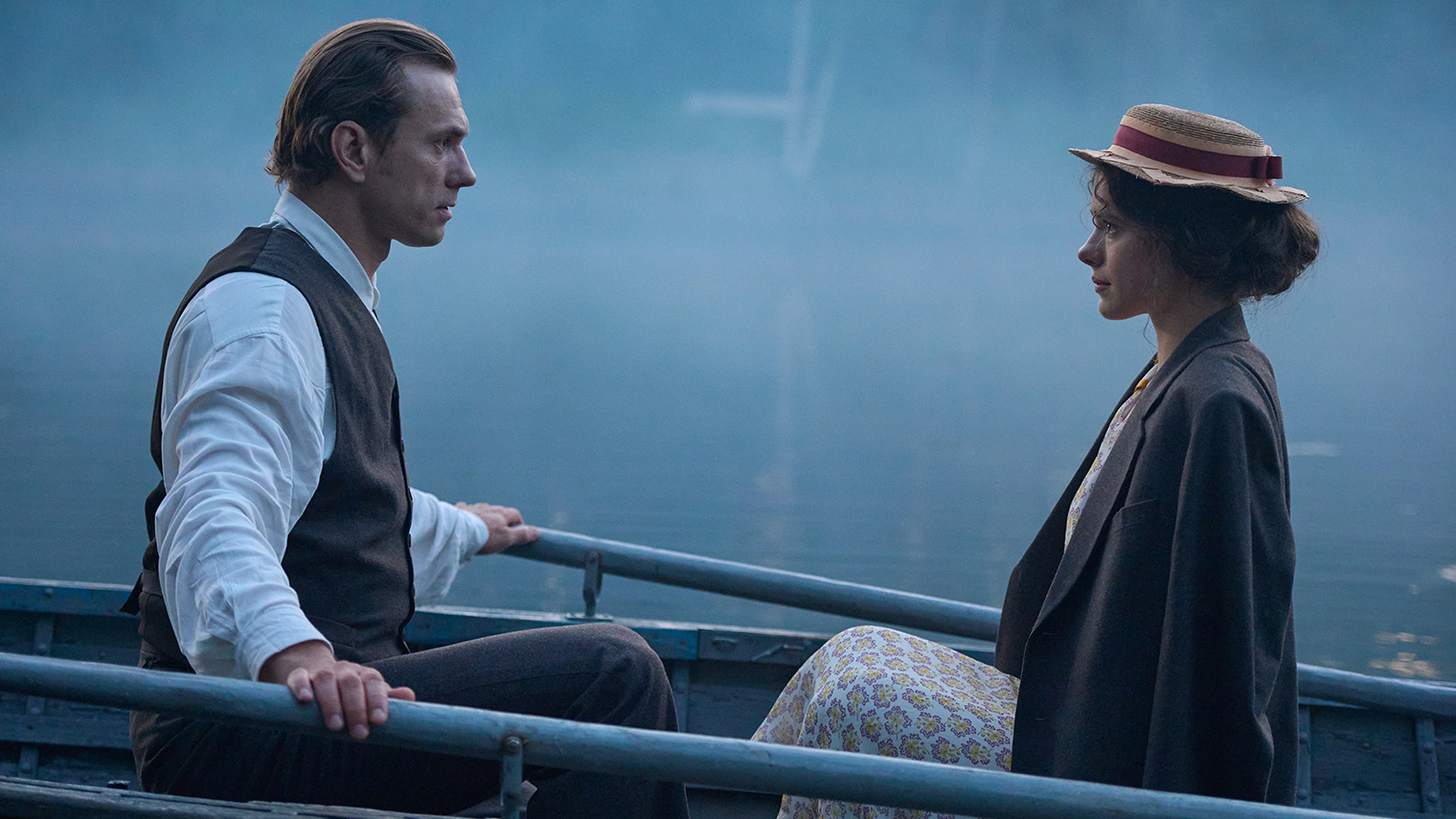 В начале 20 века у Иннокентия и Анастасии не случается половых отношений, поэтому Платонов как следует отрывается уже в 21 столетии — под драматичную музыку и с перерывами на демонстрацию метаний героя Константина Хабенского