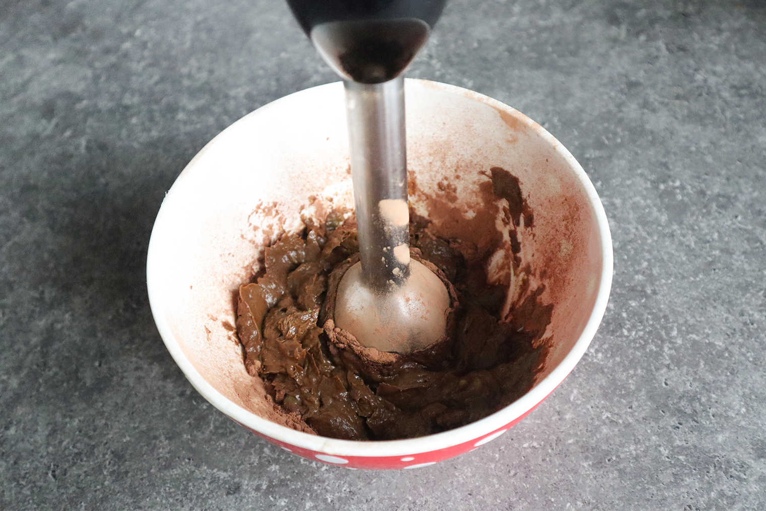 Шаг 2. Какао и мед добавьте к авокадо. Пробейте все блендером до однородности. Попробуйте массу на вкус и, если нужно, добавьте какао или подсластитель, еще раз пробейте