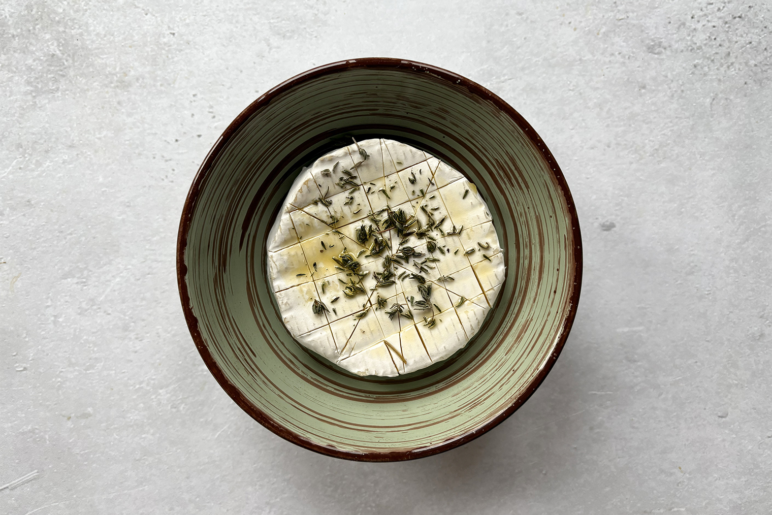 Шаг 2. Бри положите в форму для запекания, полейте оливковым маслом и посыпьте тимьяном. Поставьте в духовку на 15 минут