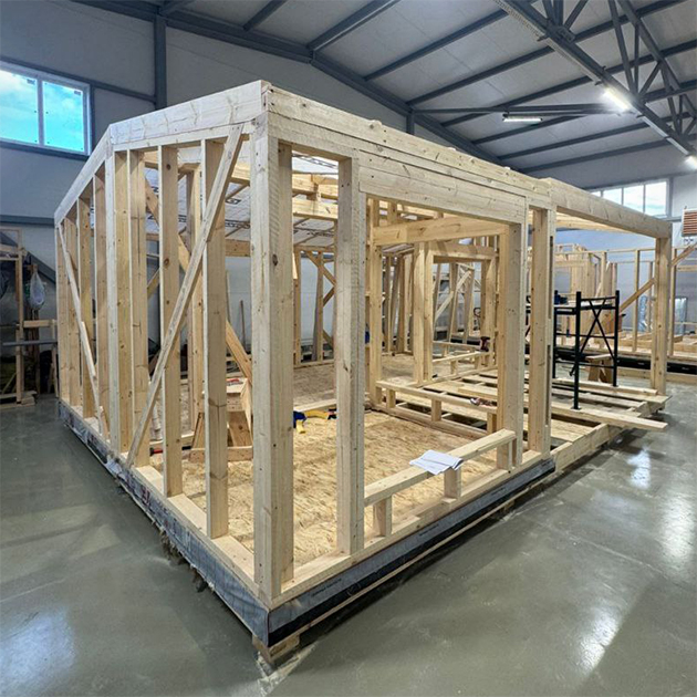 Детали в теплом цеху делают с миллиметровой точностью, их легко подогнать. После окраски дом спокойно сохнет под крышей. В его стенах точно не живет сырость. © pokanetdoma.ru