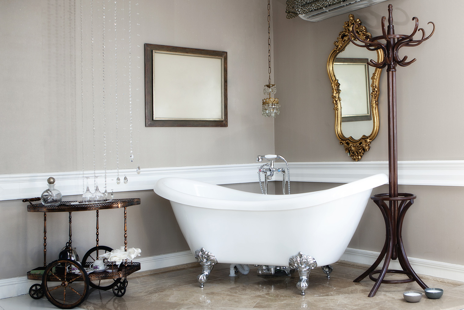 Применение серебра и хрома в классической ванной допустимо. Ножки ванны зачастую фигурные. Фотография: gifted / Shutterstock