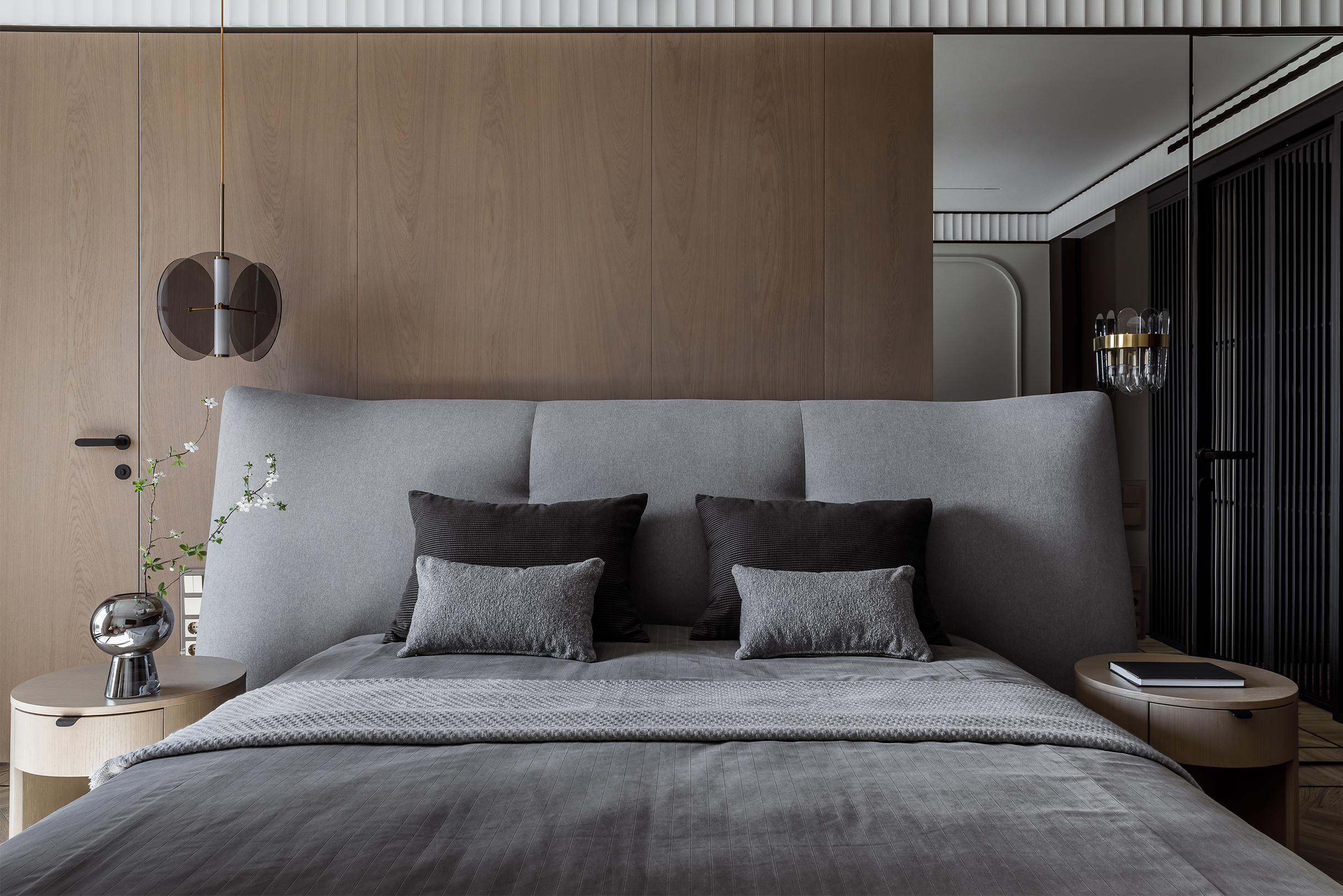 Текстура панелей не очень выраженная, и поэтому они не перетягивают на себя все внимание с других элементов интерьера