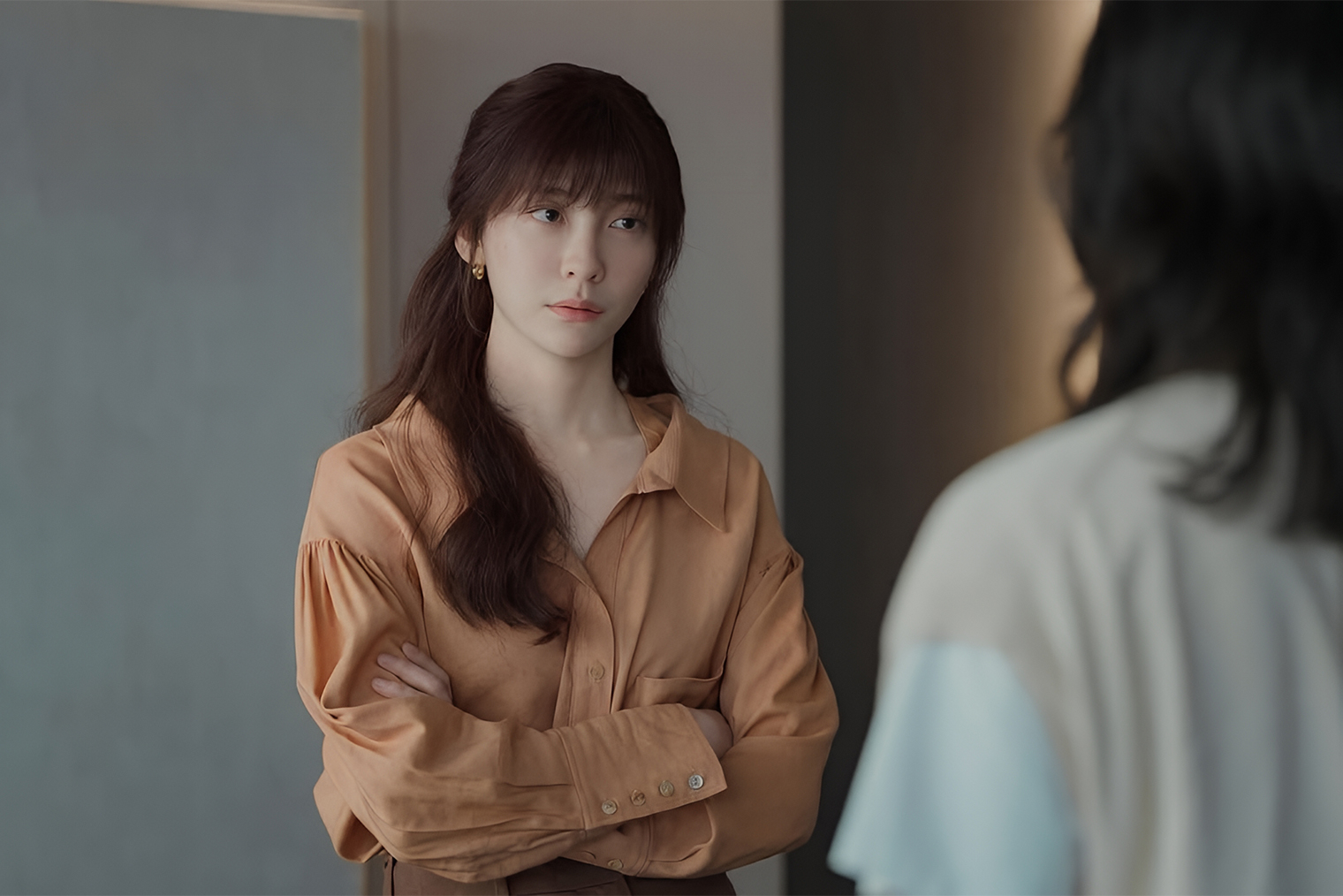 Сан-ен кажется холодной и отстраненной. Но за этим скрывается боль недолюбленного ребенка. Возможно, поэтому с возрастом она стала более общительной — чтобы завоевать расположение других людей и любовь. Кадр: Netflix