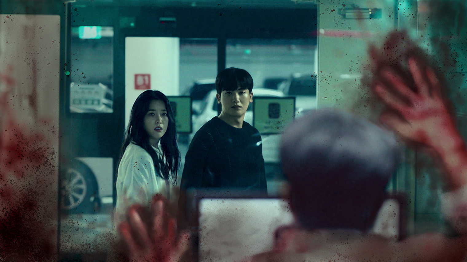 Знакомый дорамный троп «контрактный брак» здесь лишен легкомысленности. Именно линия взаимоотношений героев удерживает повествование от полного погружения в мрачную безысходность. Кадр: «Кинопоиск»