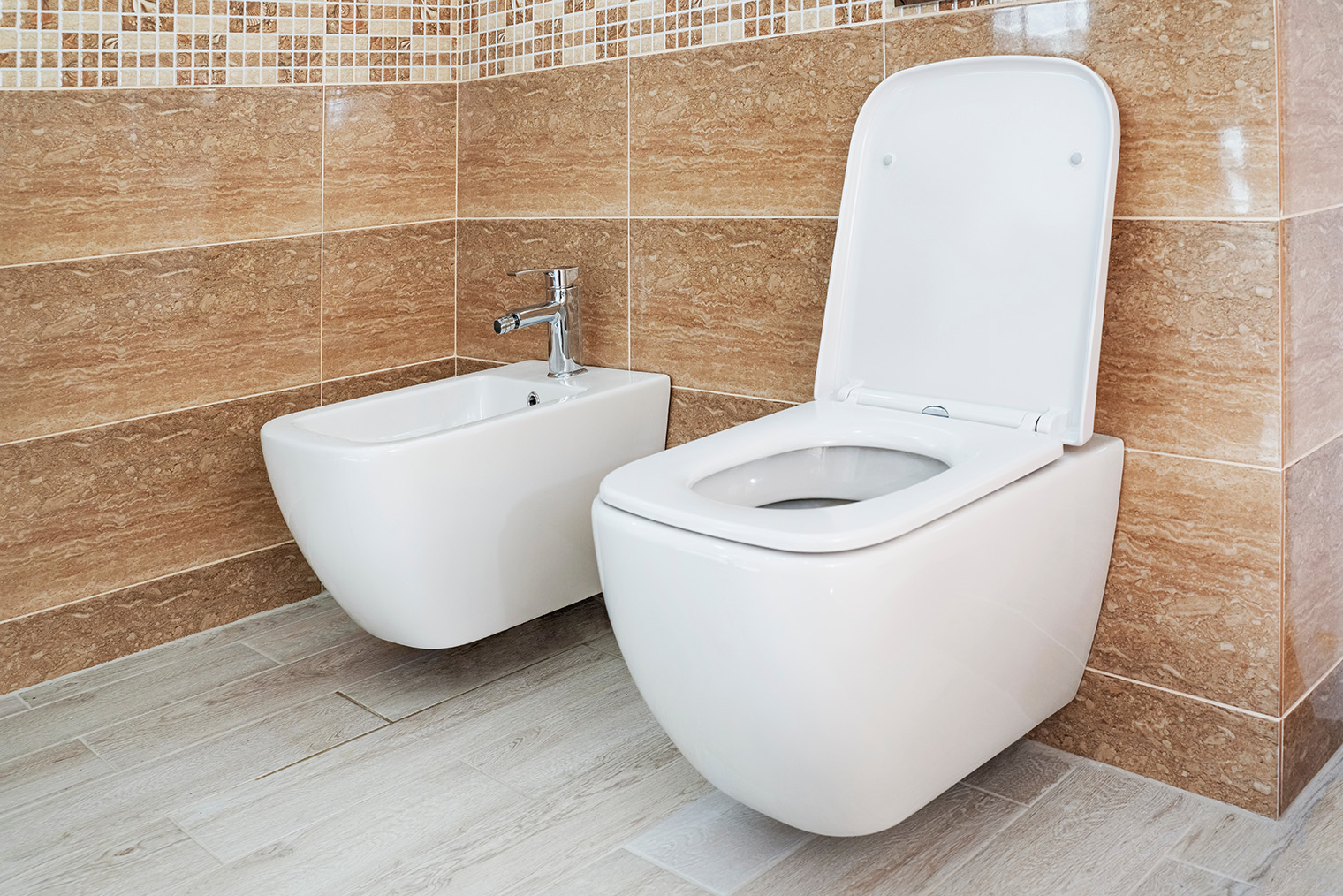 Если выбираете подвесное биде, уборка будет проще, ведь пол под устройством можно протереть. Но если что-то произойдет с трубами, придется разбирать стену, за которой установлена инсталляция. © ad-foto / Shutterstock / FOTODOM