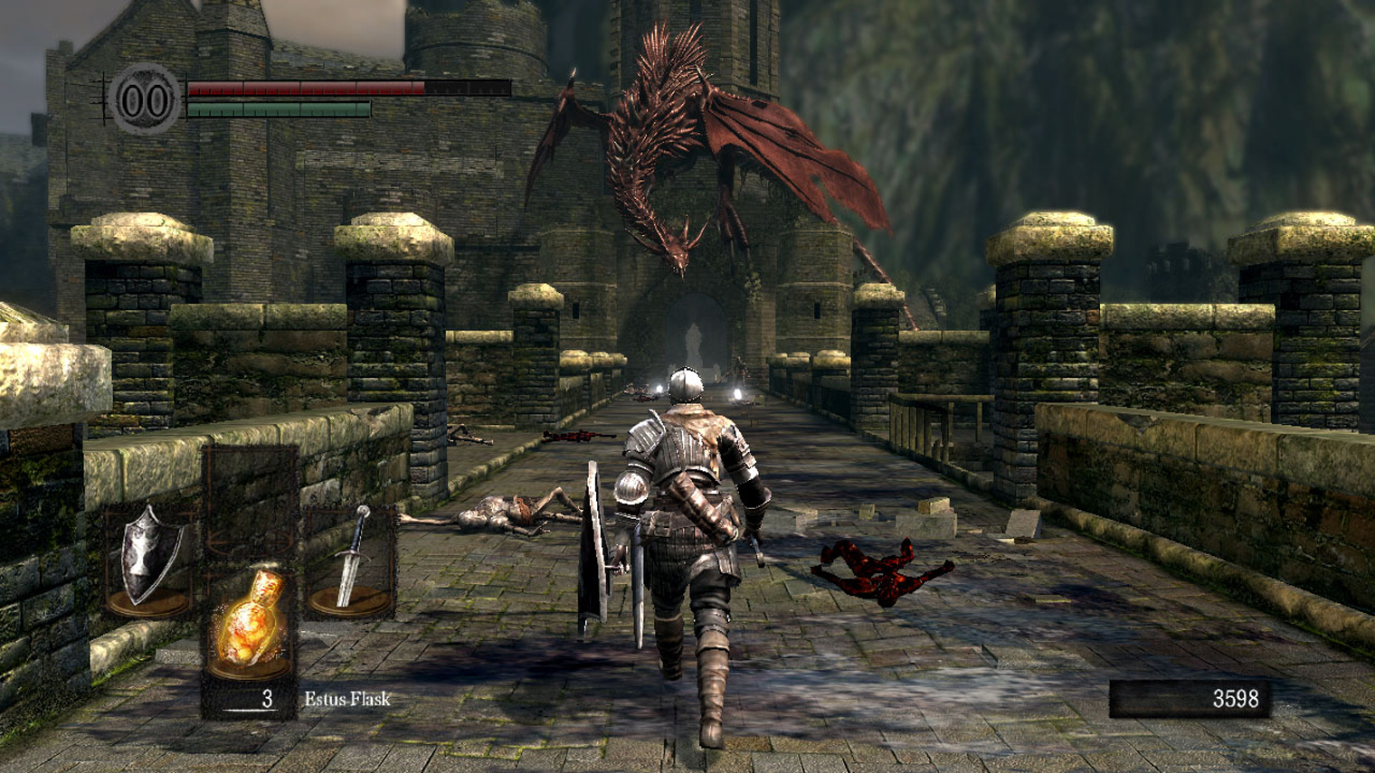 В серии Dark Souls игрок часто оказывается в неудобном положении — скажем, здесь дракон легко может извергнуть на героя пламя и сразу убить. Кадр: Bandai Namco Entertainment