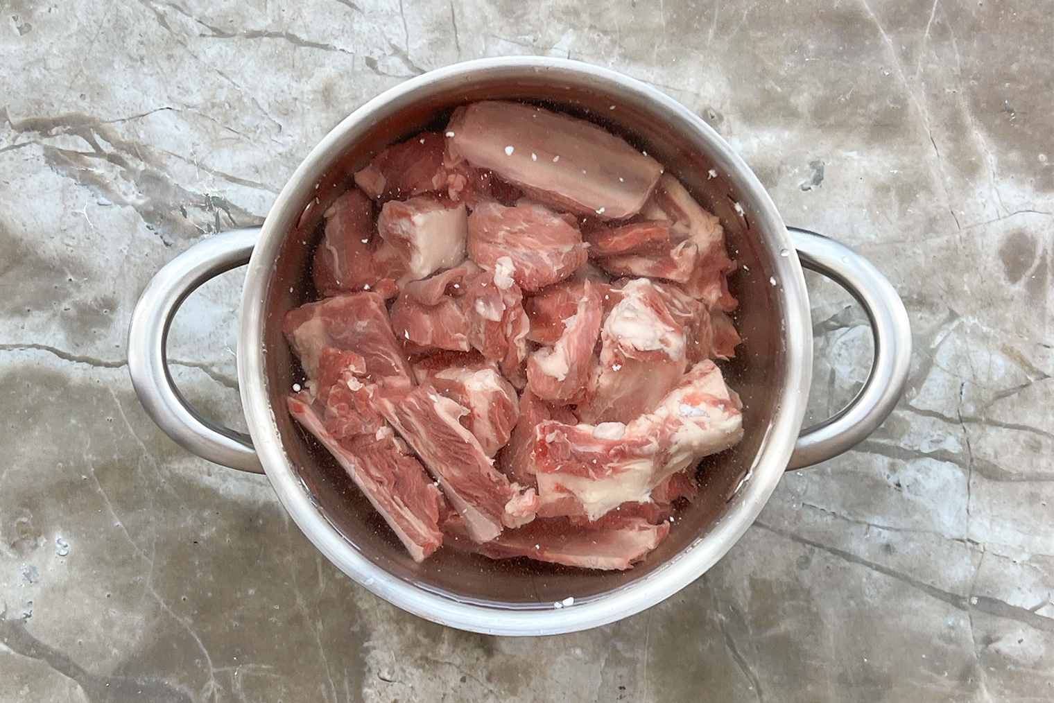 Количеством воды можно регулировать консистенцию блюда: например, с двумя литрами жидкости получится густая похлебка, а с тремя литрами — суп с бульоном. Если блюдо покажется слишком густым, воды можно долить в конце готовки