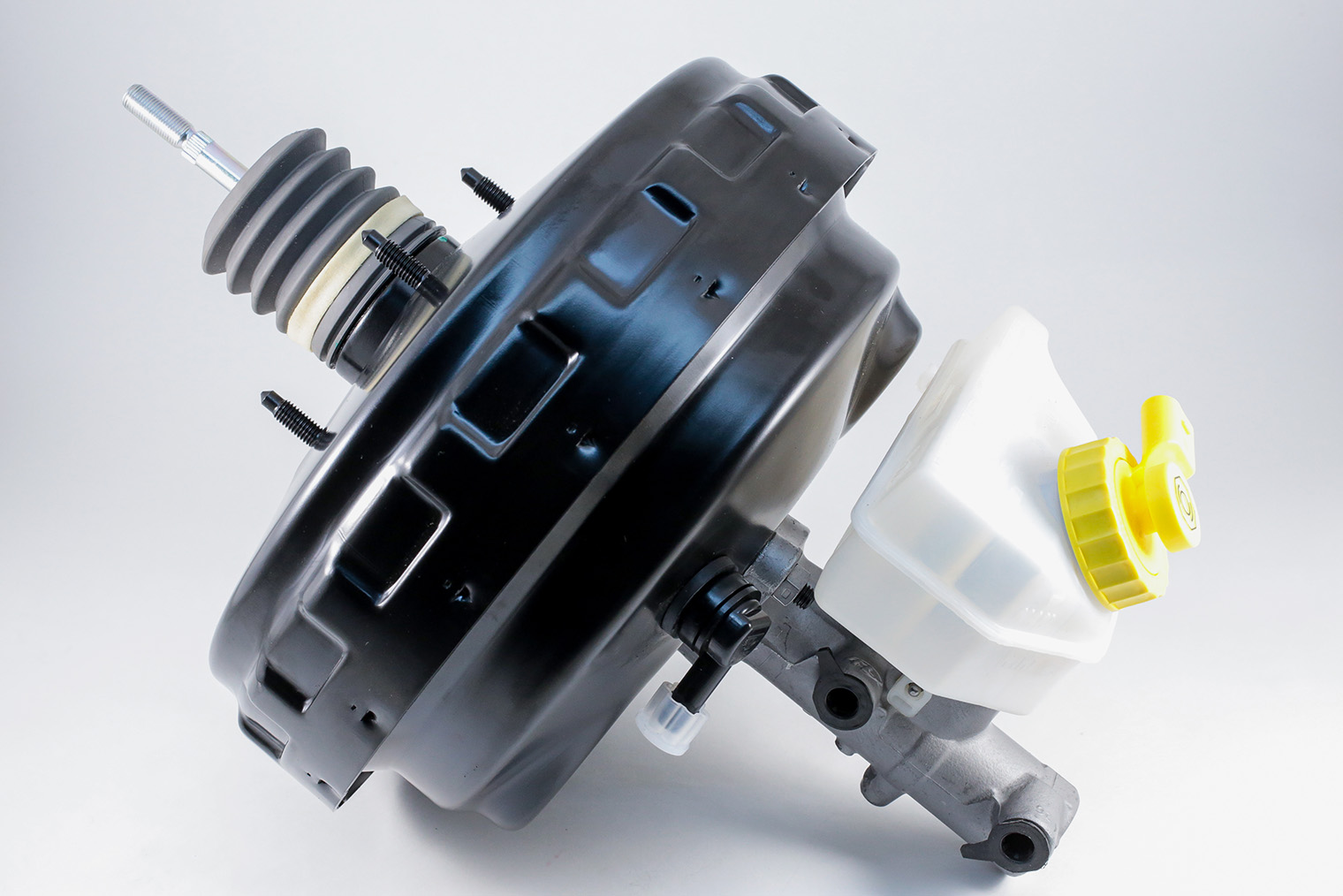 Вакуумный усилитель в сборе с главным тормозным цилиндром и бачком для тормозной жидкости. Фотография: Kudrin Ilia / Shutterstock / FOTODOM