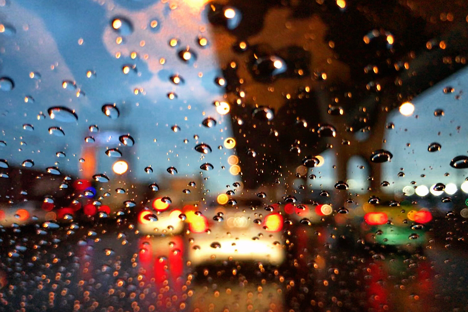 Ночью в дождь разглядеть другие машины можно, только если на них включены световые приборы. С работающими дворниками видно лучше, но в сильный ливень они не всегда справляются. Фотография: jack-sooksan / Shutterstock