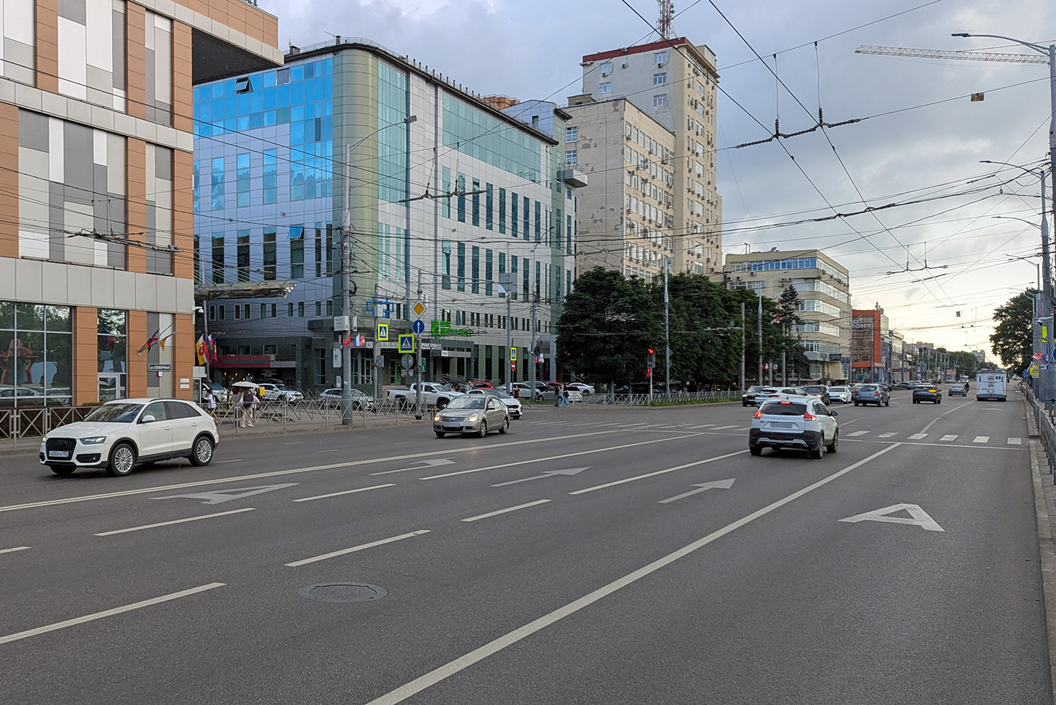 На дороге может быть несколько выделенных полос в одном направлении. Например, одна — для поворота налево, другая — для движения прямо