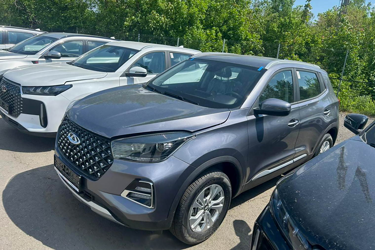 Пробег всего 10 км и транспортировочная пленка на лобовом стекле свидетельствовали, что машину доставили прямиком с завода