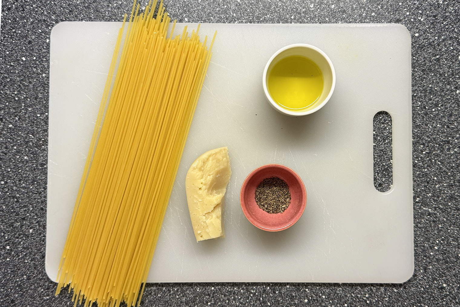 Ингредиенты для пасты качо-э-пепе