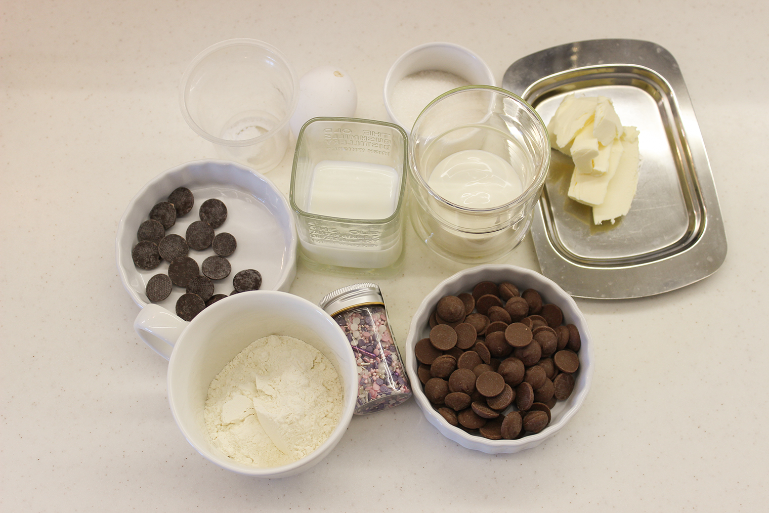 Ингредиенты для шоколадных кейк⁠-⁠попсов. Растительное масло не поместилось в кадр