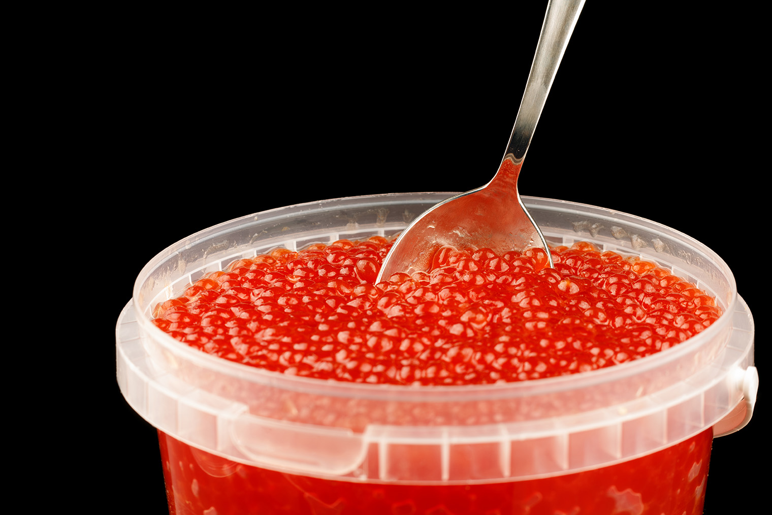 Часто икру на развес продают жители северных и дальневосточных регионов — возят на самолете или пересылают родственникам. Фотография: Pavlo Lys / Shutterstock / FOTODOM