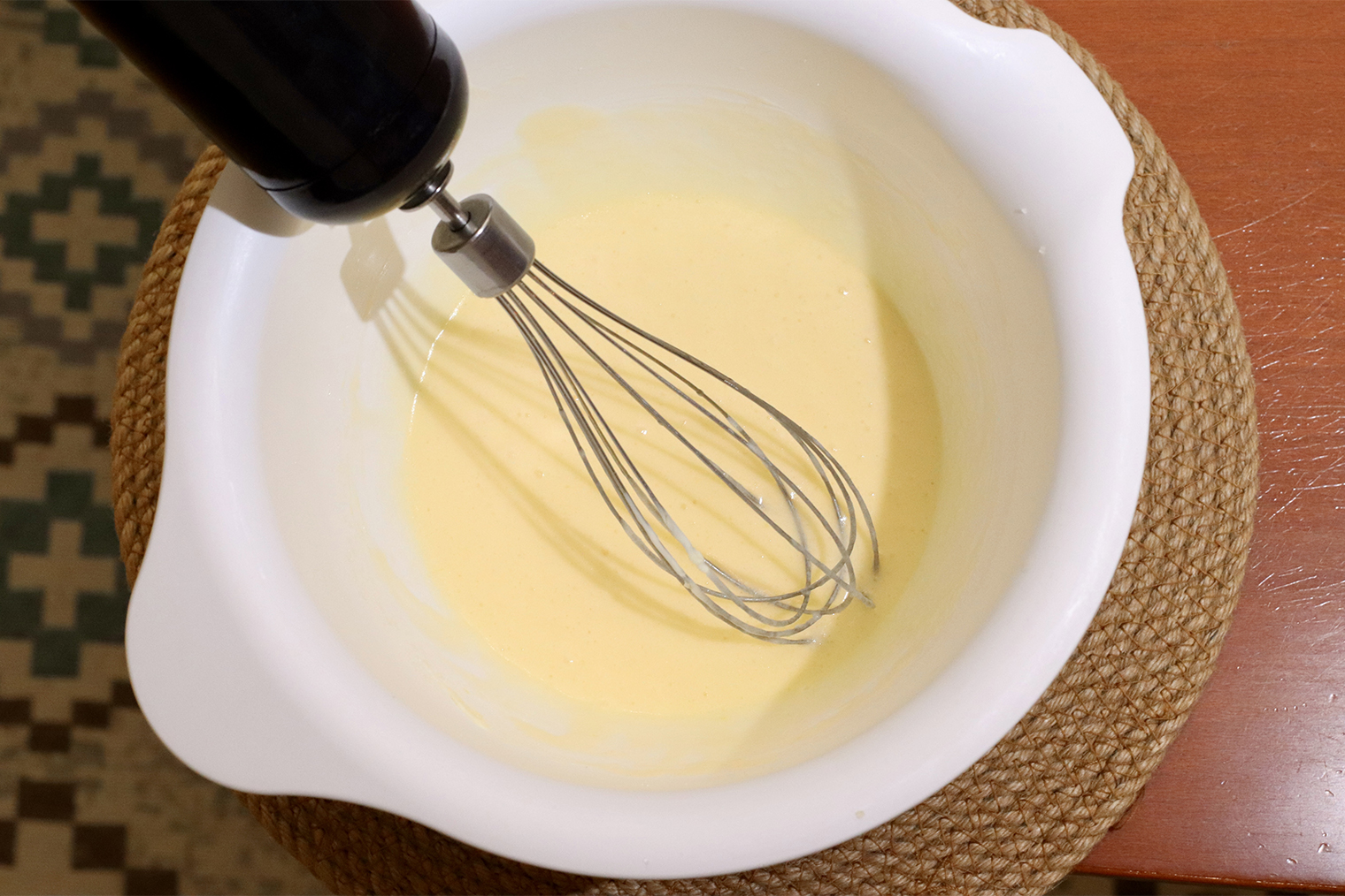 Шаг 2. Молоко и мягкое сливочное масло добавьте к яйцам, перемешайте до однородности