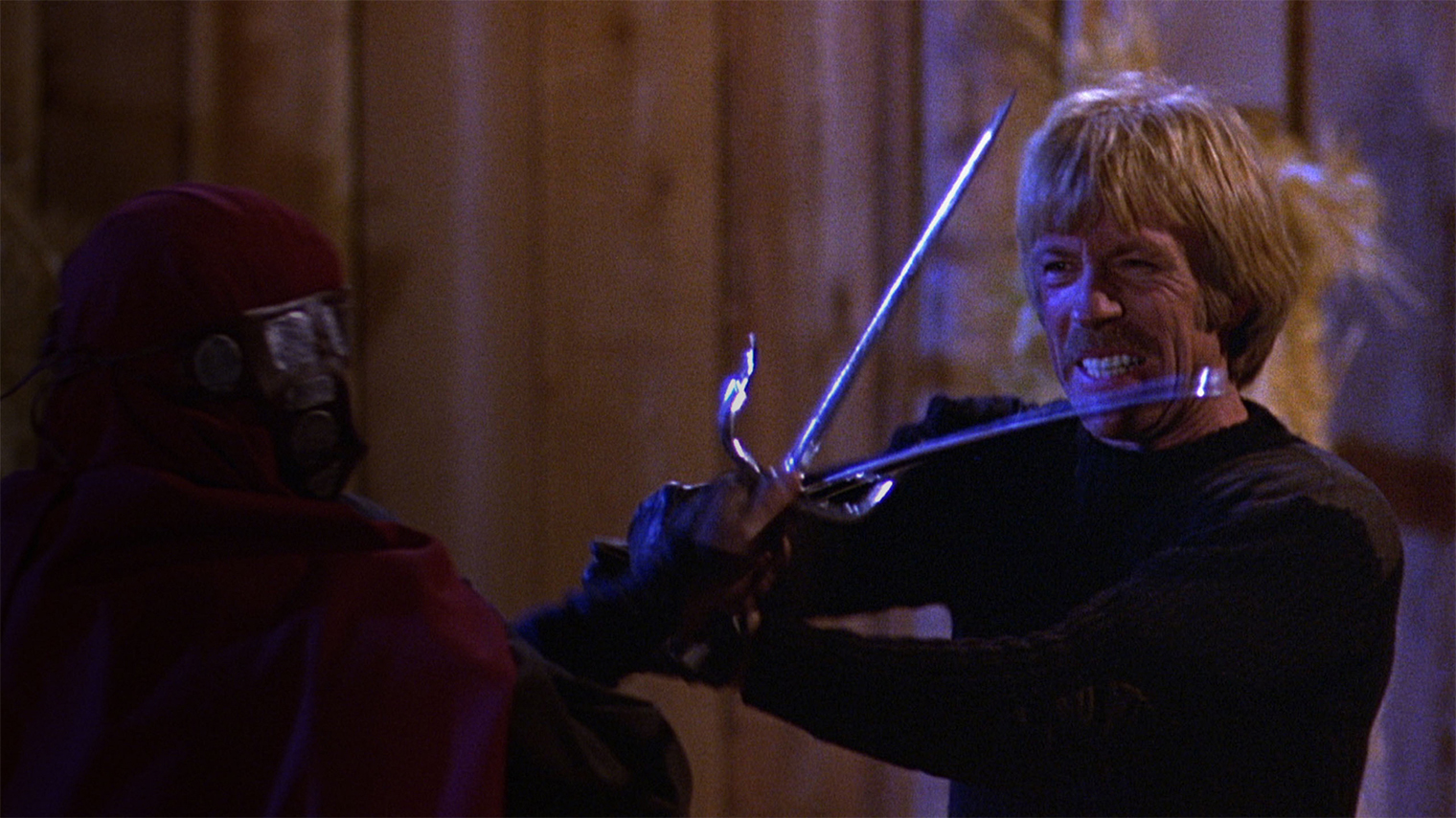 В одном из своих первых фильмов, «Октагоне», Чак Норрис сыграл бывшего чемпиона по карате — то есть почти самого себя. © American Cinema Releasing