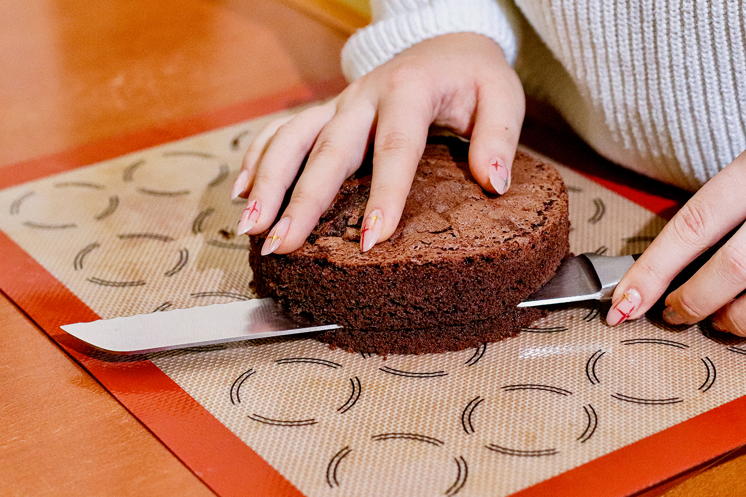 Линию среза может наметить зубочистками — так у ножа будет дополнительная опора