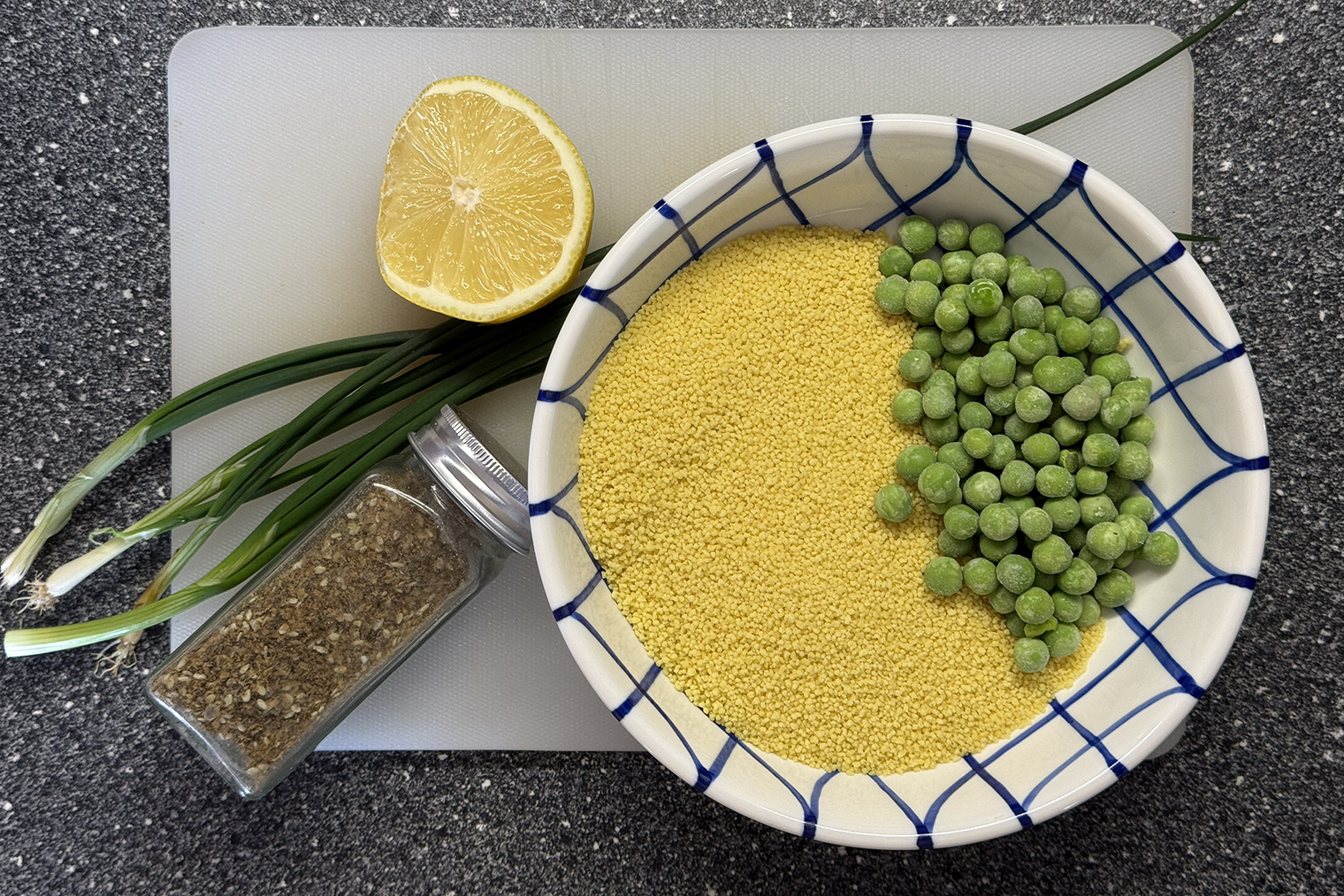 Ингредиенты для кускуса с горошком. Зеленый лук или другая зелень сделают вкус блюда ярче