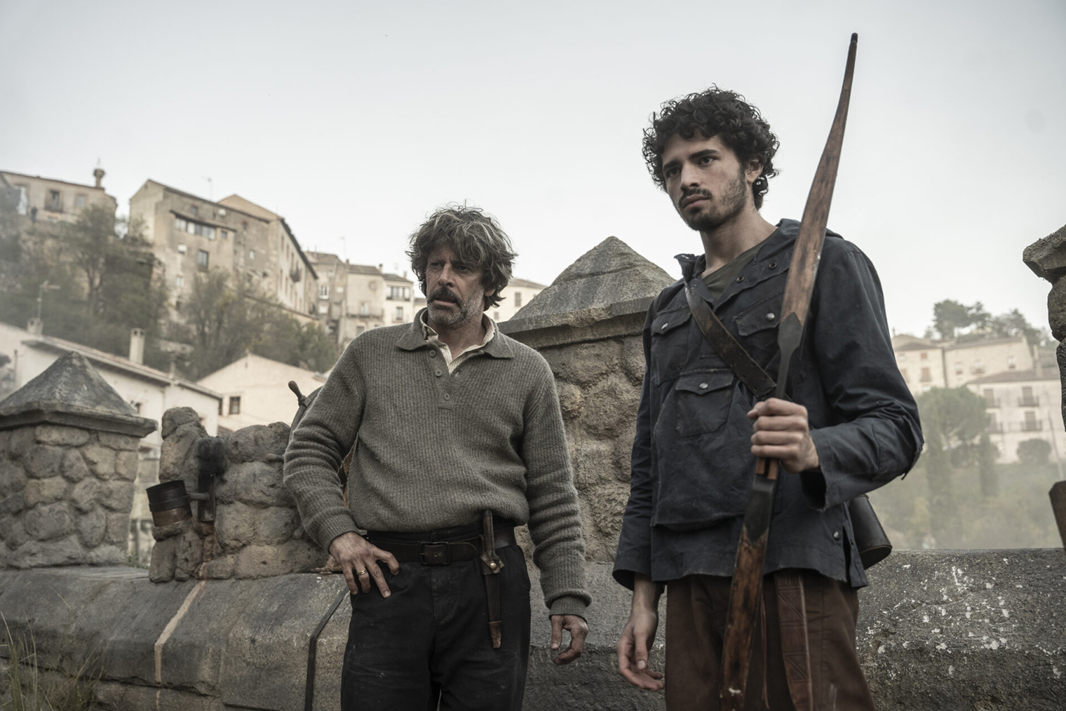 Одна из ключевых побочных линий — роман юных героев Роберто и Хустины. Персонажи и их запретная любовь чем-то напоминают протагонистов из «Ромео и Джульетты»