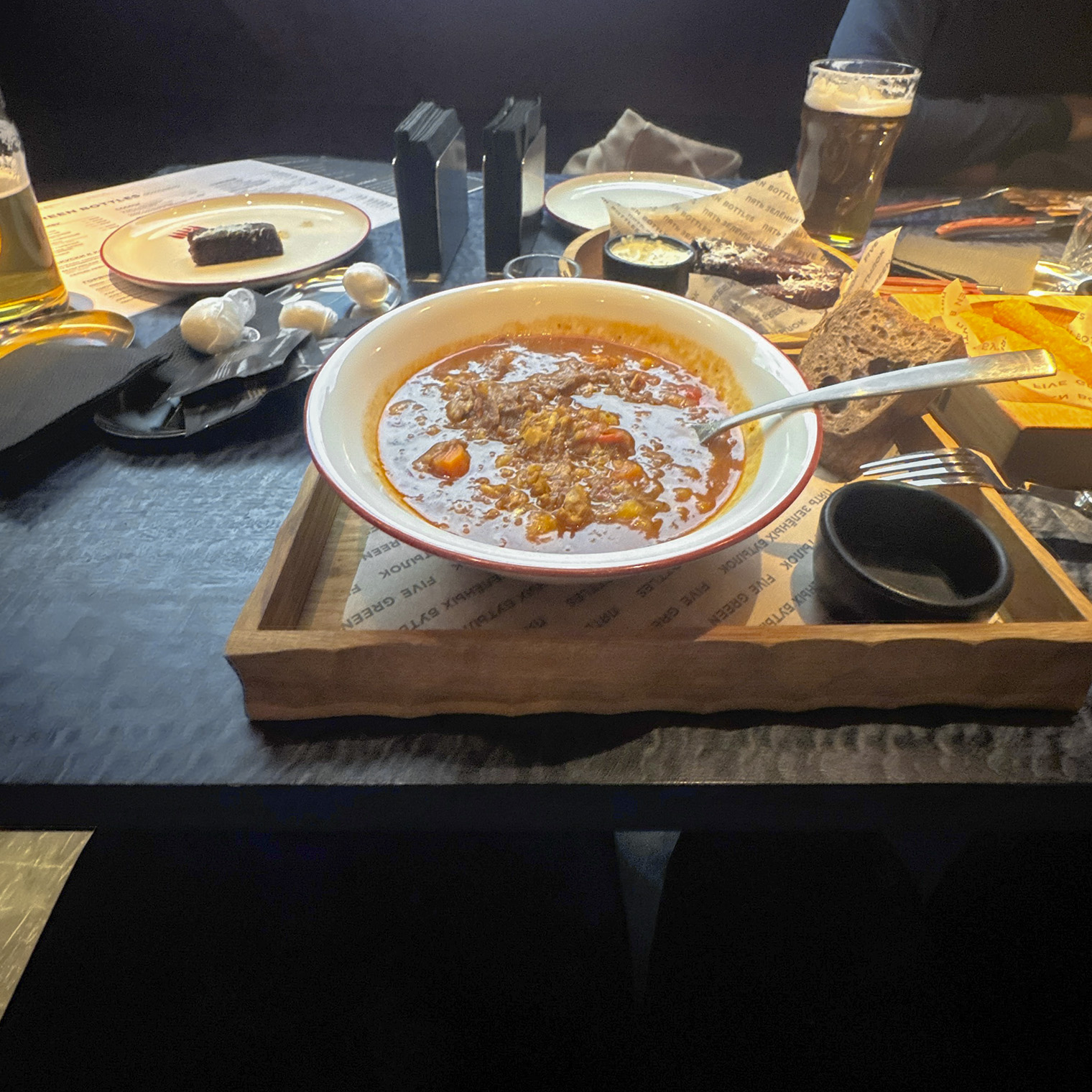 В октябре встречался с дядей и двоюродным братом в баре. Заказал салат из хрустящих баклажанов и венский суп с огромным количеством мяса. Счет вышел на 20 000 ₽, я оплатил половину. Мой дядя — майор на пенсии, сейчас работает в прокате авто. Его сыну 33, он соучредитель клуба и ресторана. Я их люблю. Дядя иногда заменял мне отца, учил многому