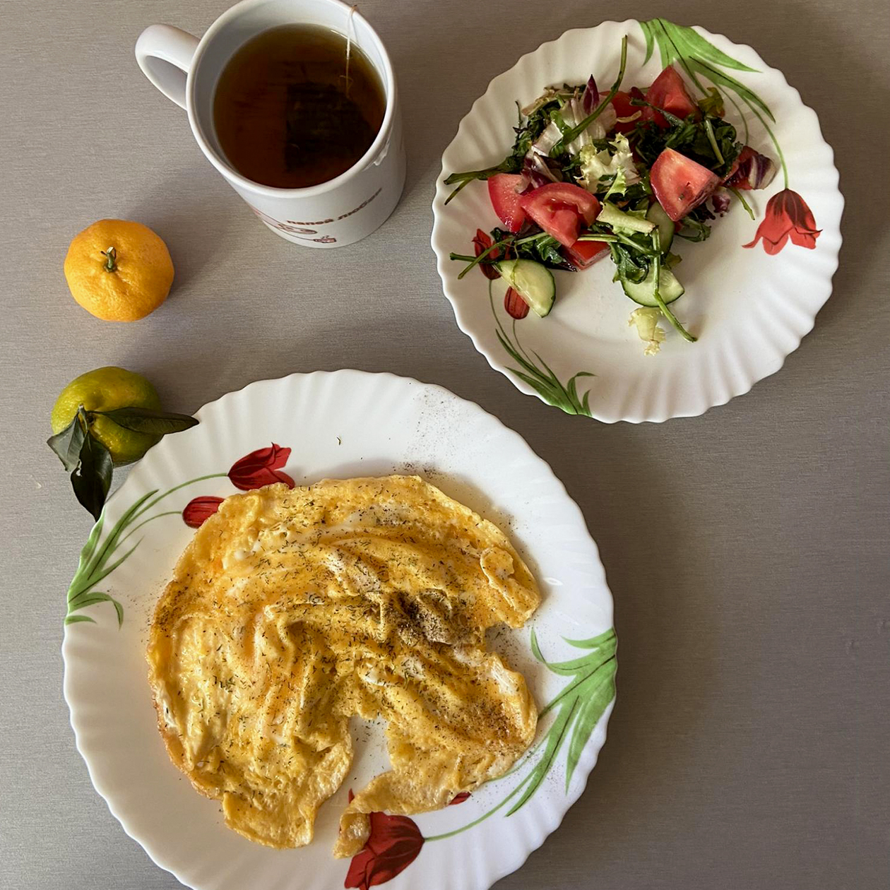 Фото завтрака, признаюсь, не прям аппетитное, но попытался сделать вам вертикальную композицию из тарелочек