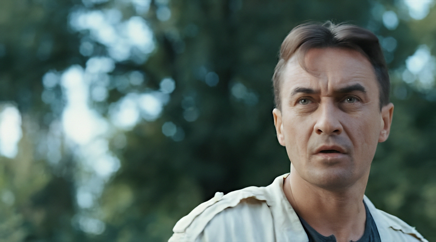 В фильме не обыгрываются никак и национальности. Татарин Камиль, например, в отличие от героя «Дня радио», другого фильма тех же авторов, здесь никак не проявляет свою этничность