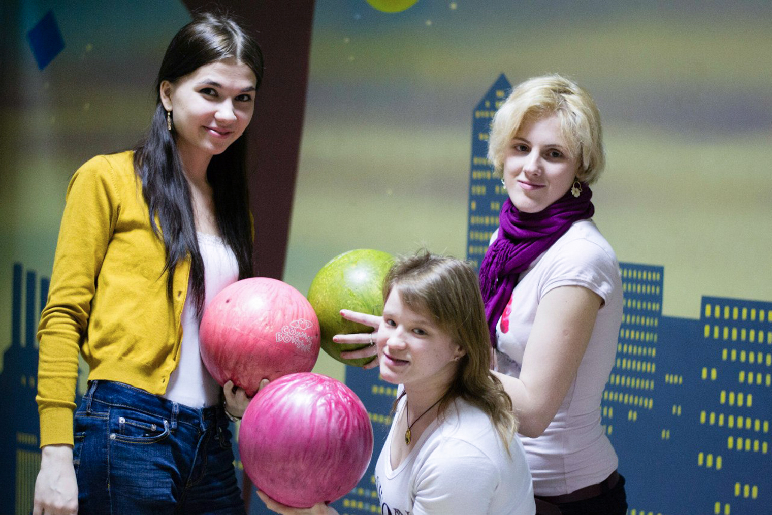 Я с Наташей и Кристиной, слева направо, играем в боулинг. Источник: сообщество «Best Buddies HSE» во «Вконтакте»