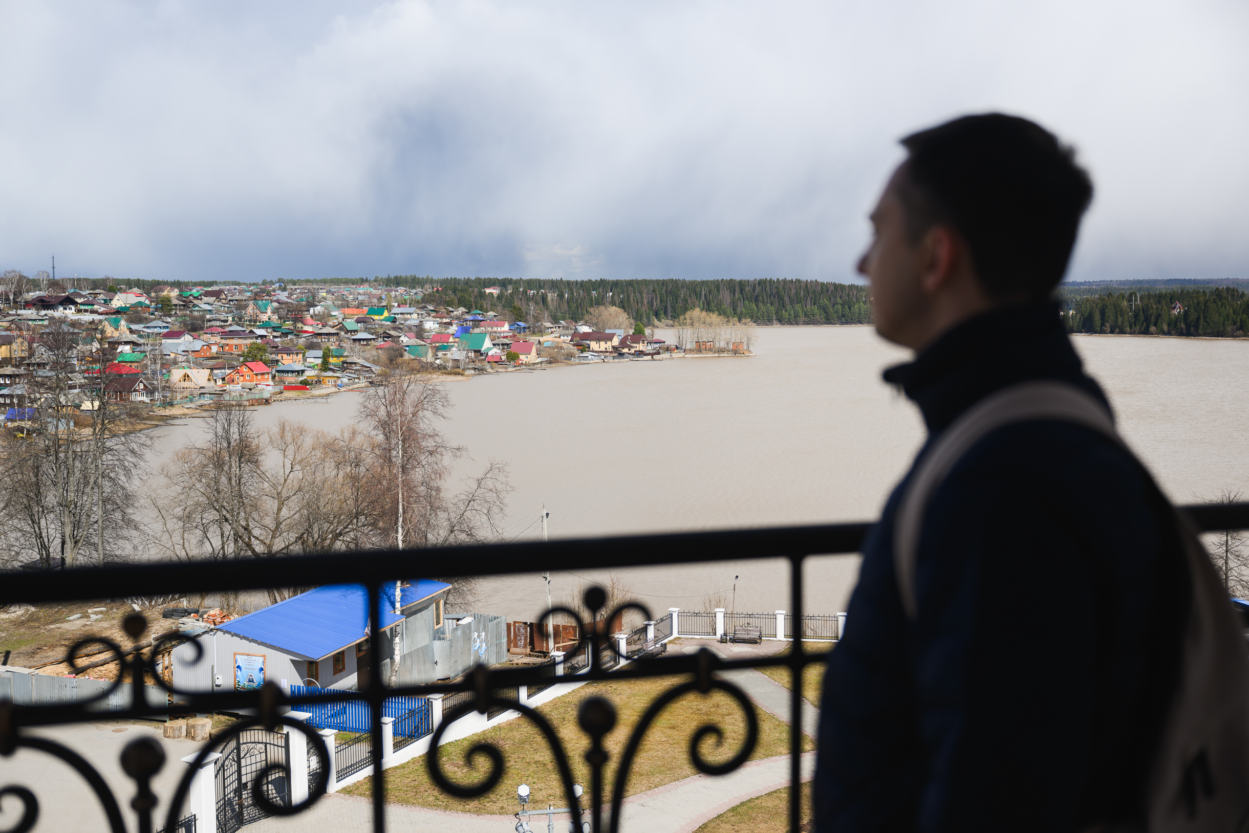 Чтобы первое время обеспечивать себя и общественную деятельность, устроился в местную газету