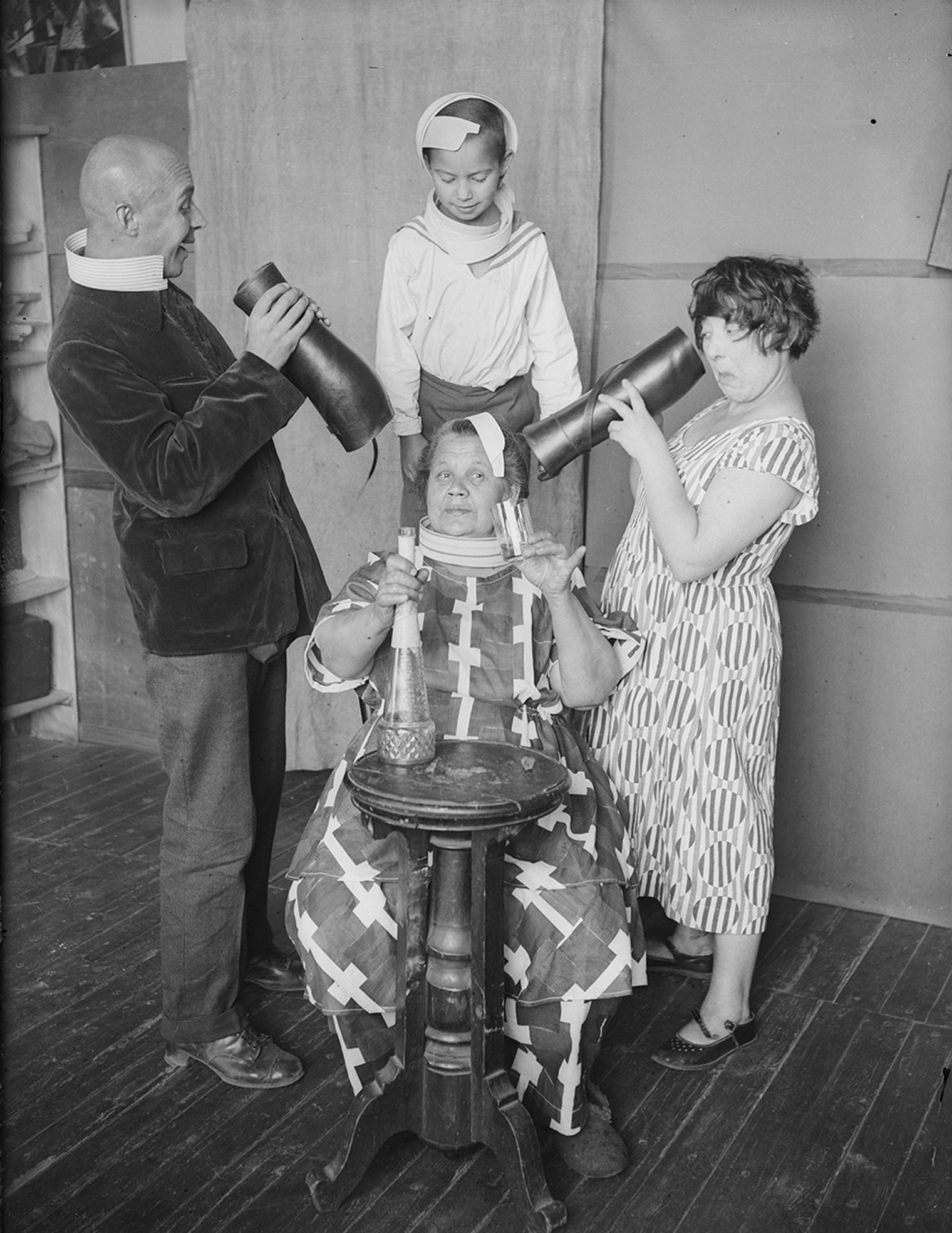 На фотографии: Василий Родченко, актер, брат Александра Родченко, Саша, племянник Александра Родченко, Ольга Евдокимовна, мать Александра Родченко, Варвара Степанова, 1924. © Архив Александра Родченко и Варвары Степановой