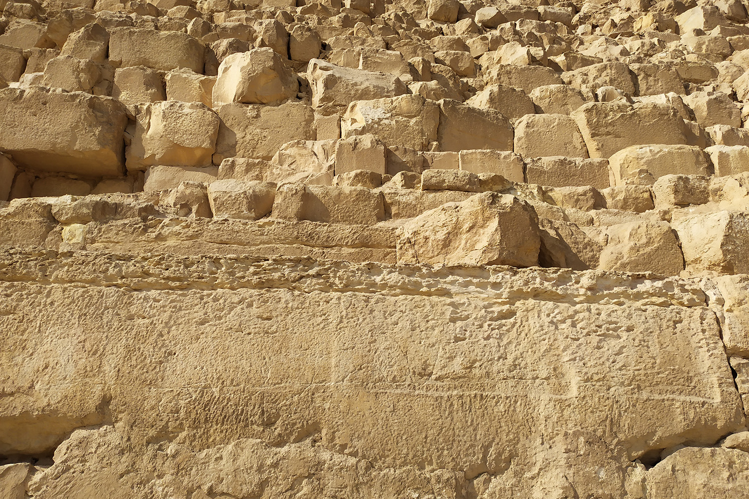 Без облицовки блоки пирамиды можно принять за кучу наваленных камней
